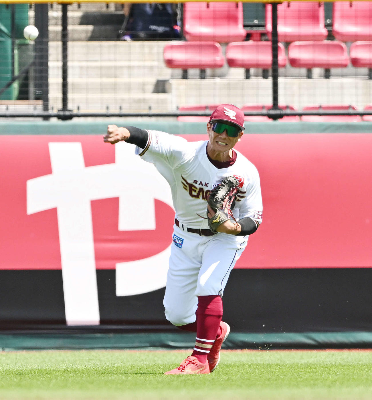 楽天対西武　試合前練習でノックを受ける楽天岡島（撮影・滝沢徹郎）