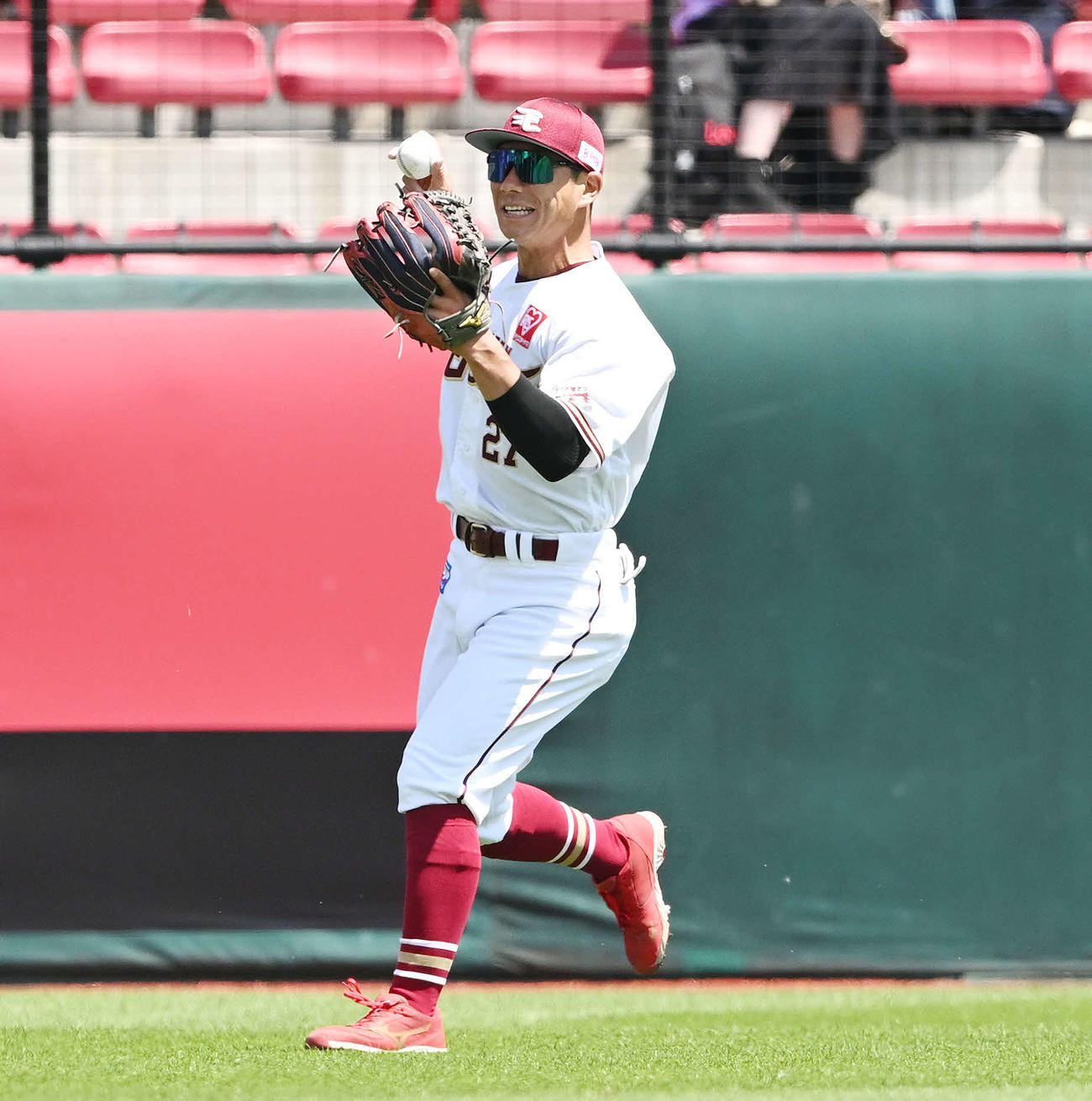 楽天対西武　試合前練習でノックを受ける楽天岡島（撮影・滝沢徹郎）