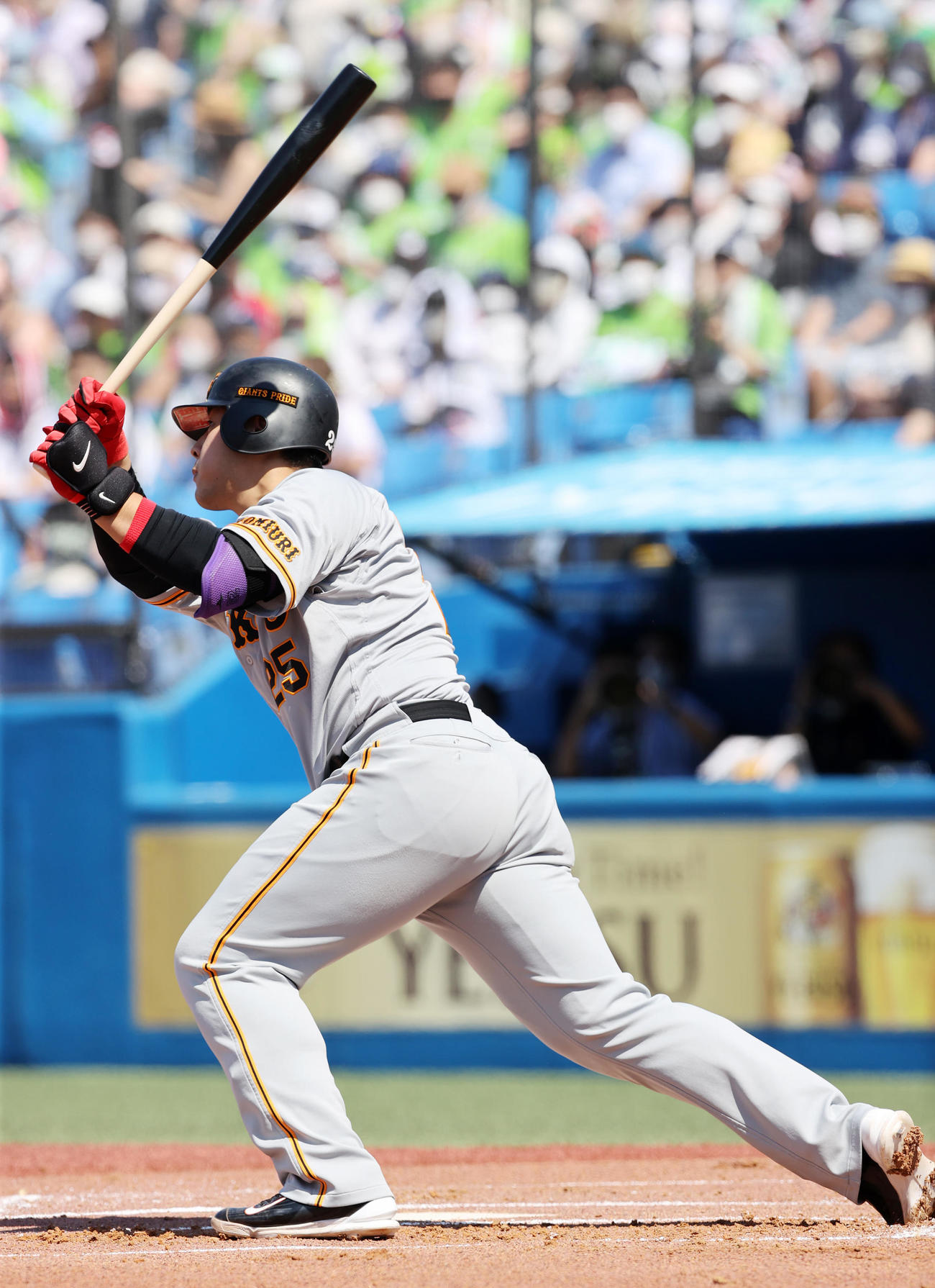 ヤクルト対巨人　1回表巨人1死二、三塁、岡本和は中越え2点適時二塁打を放つ（撮影・鈴木正人）