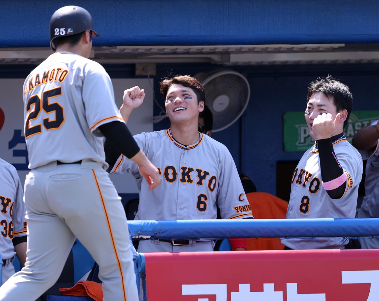 ヤクルト対巨人　1回表巨人2死一、三塁、大城の2点適時二塁打で生還した岡本和（左）を迎える坂本（中央）と丸（撮影・狩俣裕三）