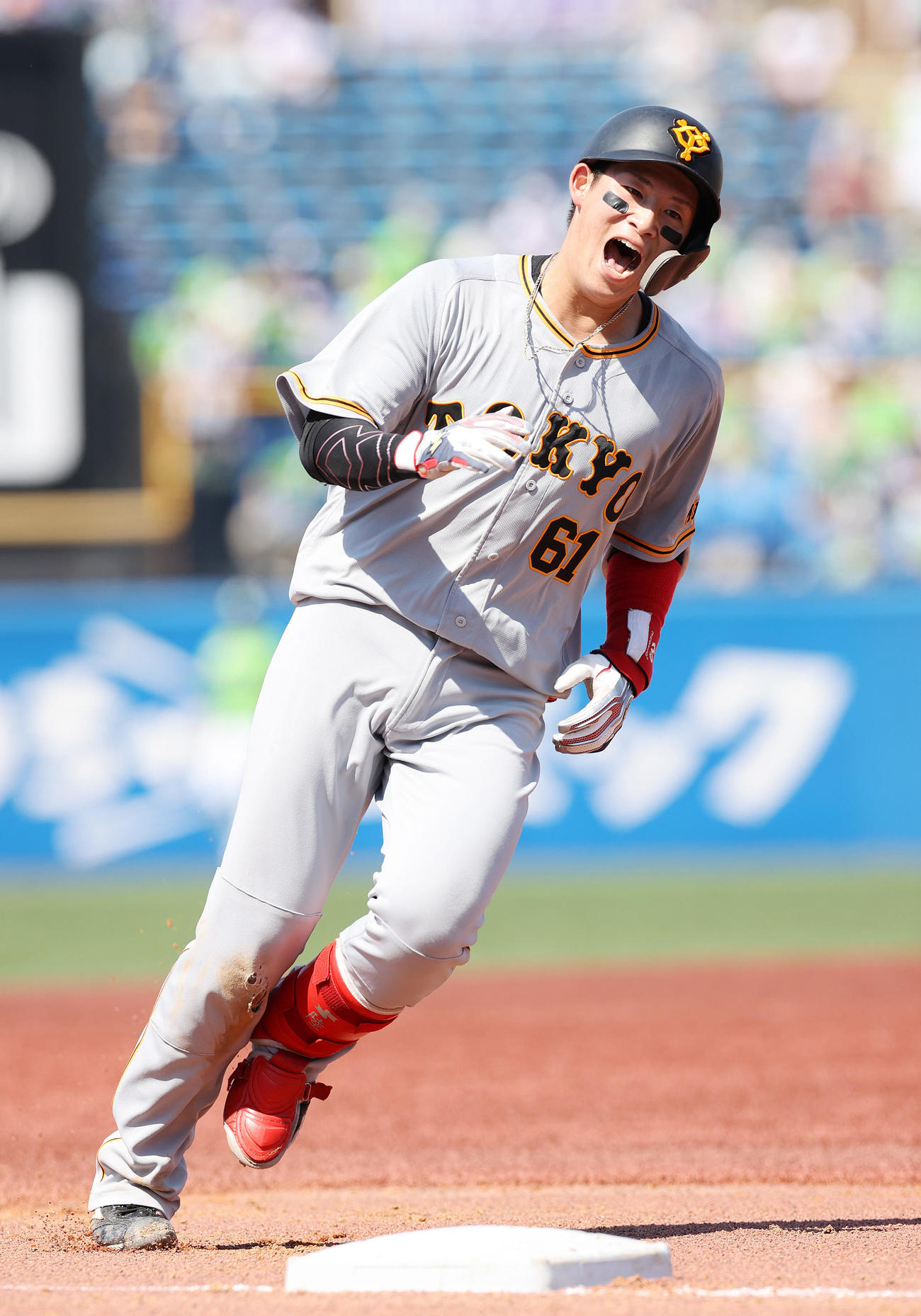 ヤクルト対巨人　2回表巨人1死、増田は中越えソロ本塁打を放ち雄たけびを上げる（撮影・鈴木正人）