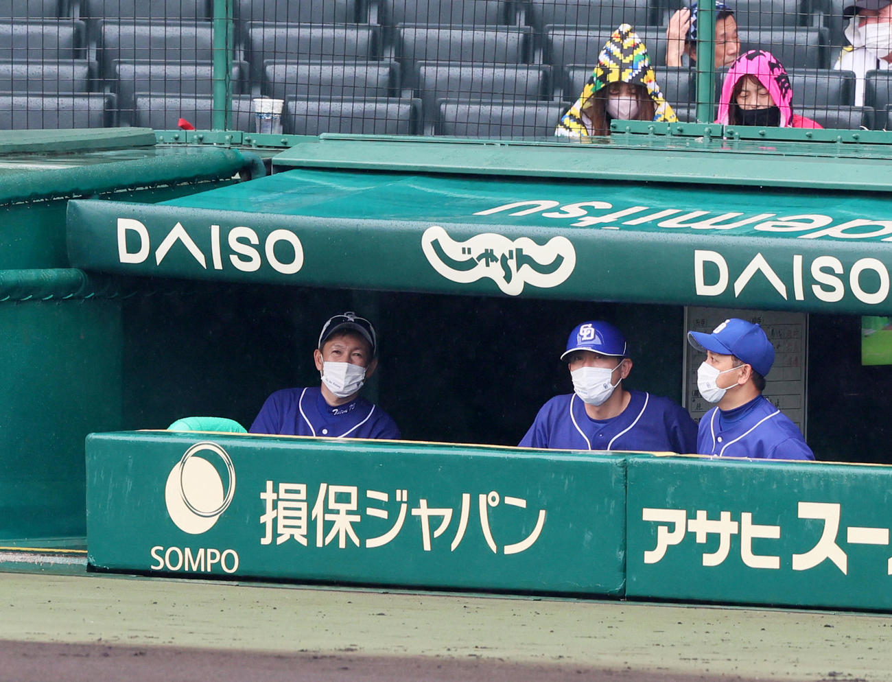 阪神対中日　2回表を終えたところで降雨中断となりベンチで待つ左から立浪監督、荒木コーチ、落合ヘッドコーチ（撮影・加藤哉）
