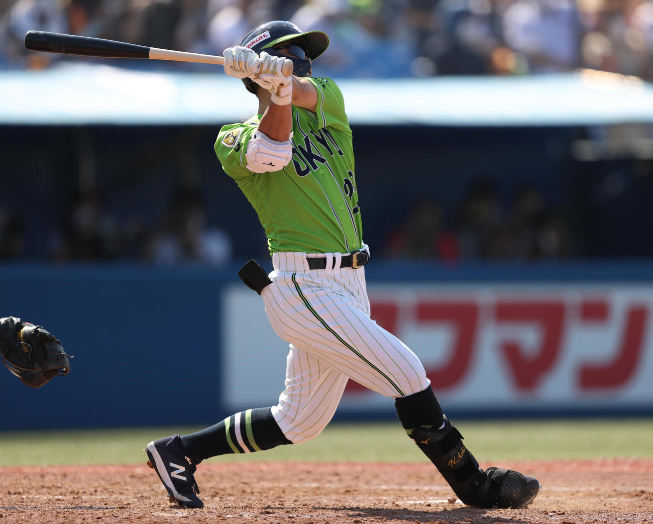ヤクルト対巨人　4回裏ヤクルト2死一塁、2点本塁打を放つ青木（撮影・狩俣裕三）