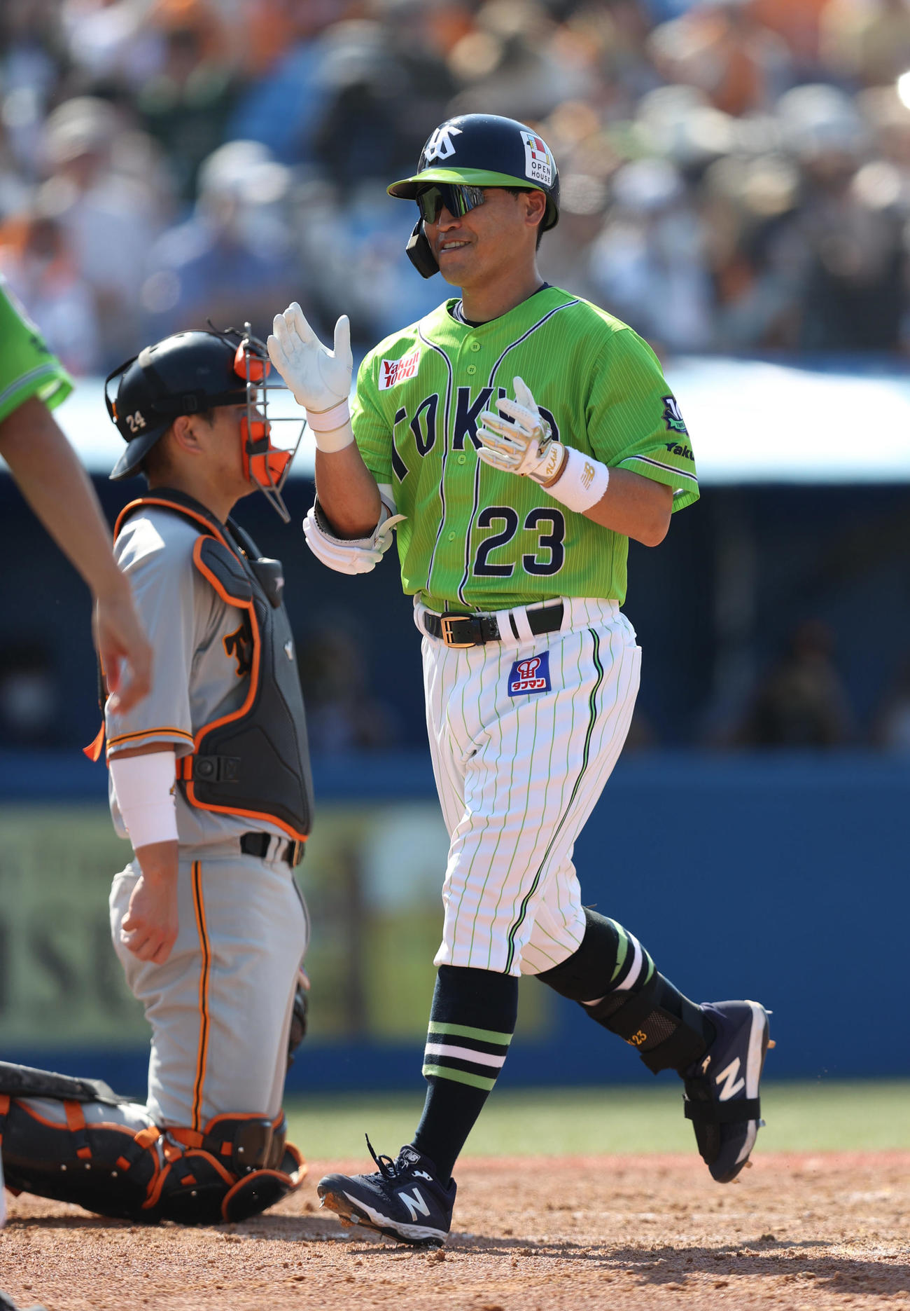 ヤクルト対巨人　4回裏ヤクルト2死一塁、2点本塁打を放つ青木（撮影・狩俣裕三）
