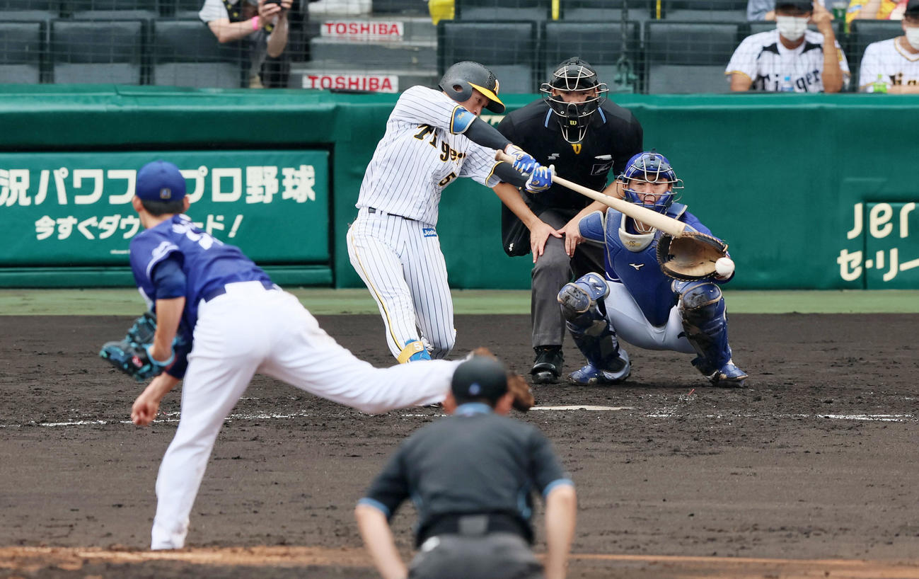 阪神対中日　2回裏阪神2死一塁、近本は左前打を放つ。投手は福谷（撮影・加藤哉）