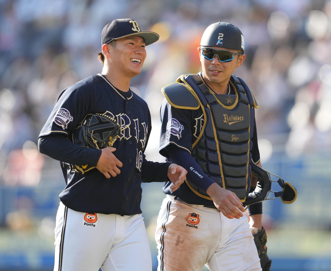 ロッテ対オリックス　8回裏まで無失点に抑え、笑顔でベンチへ戻るオリックス山本。右は若月（撮影・鈴木みどり）