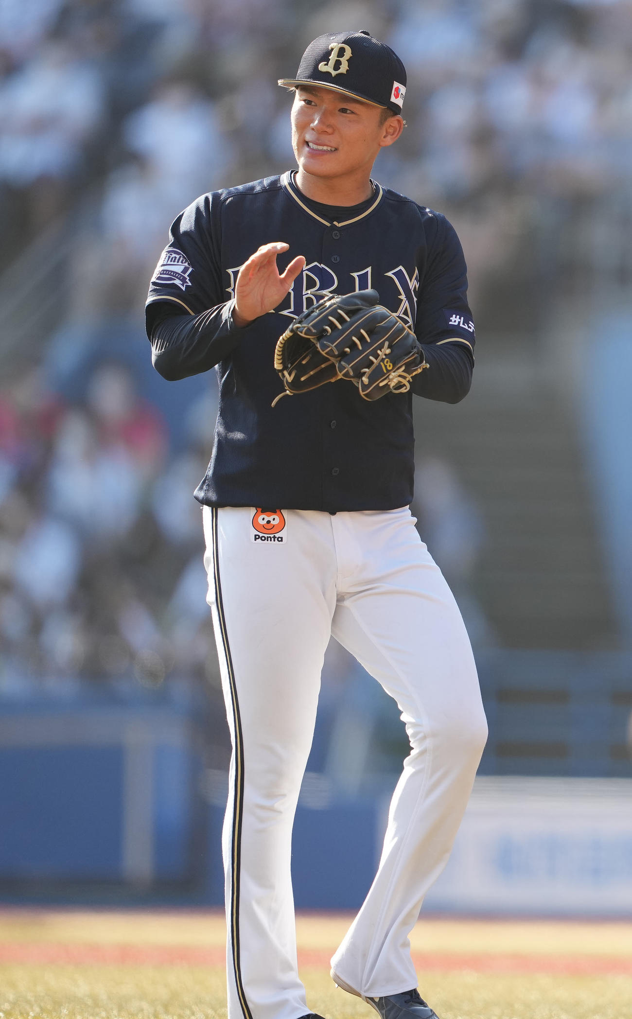 ロッテ対オリックス　8回裏まで無失点に抑え、グラブをたたくオリックス山本（撮影・鈴木みどり）