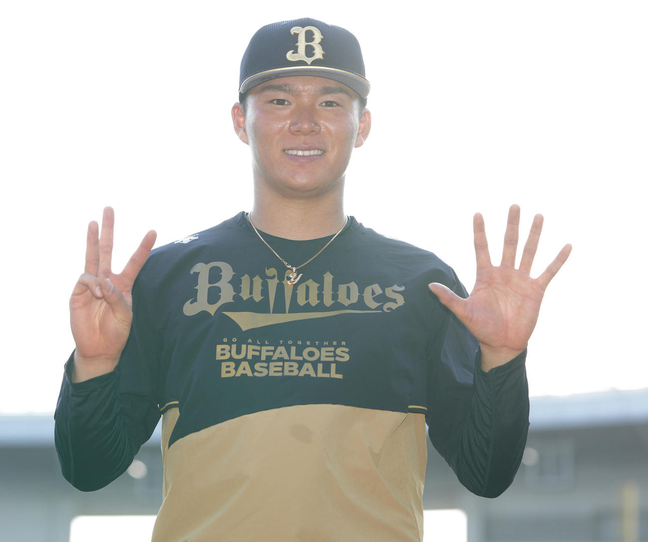 ロッテ対オリックス　8回無失点で8勝目のオリックス山本は指で8を作り笑顔（撮影・鈴木みどり）