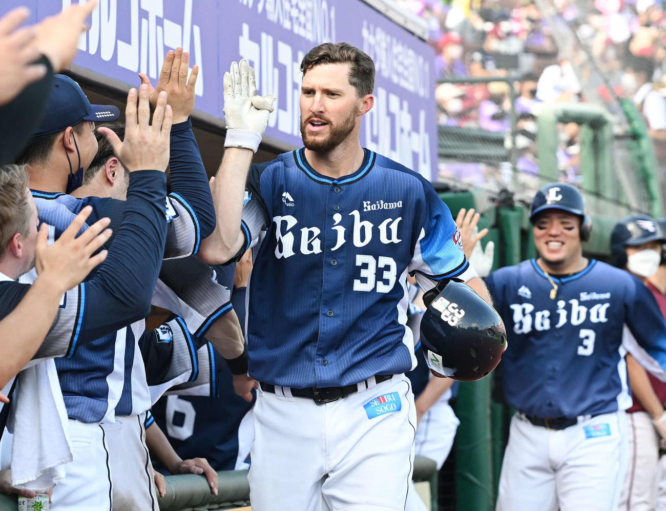 楽天対西武　7回表西武2死一塁、来日1号となる2点本塁打を放ったジャンセン（中央）は生還しナインとタッチを交わす（撮影・滝沢徹郎）
