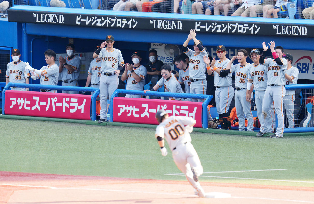 ヤクルト対巨人　7回表巨人2死二塁、左中間へ2点本塁打を放った湯浅（手前）を祝福する巨人ナイン（撮影・横山健太）