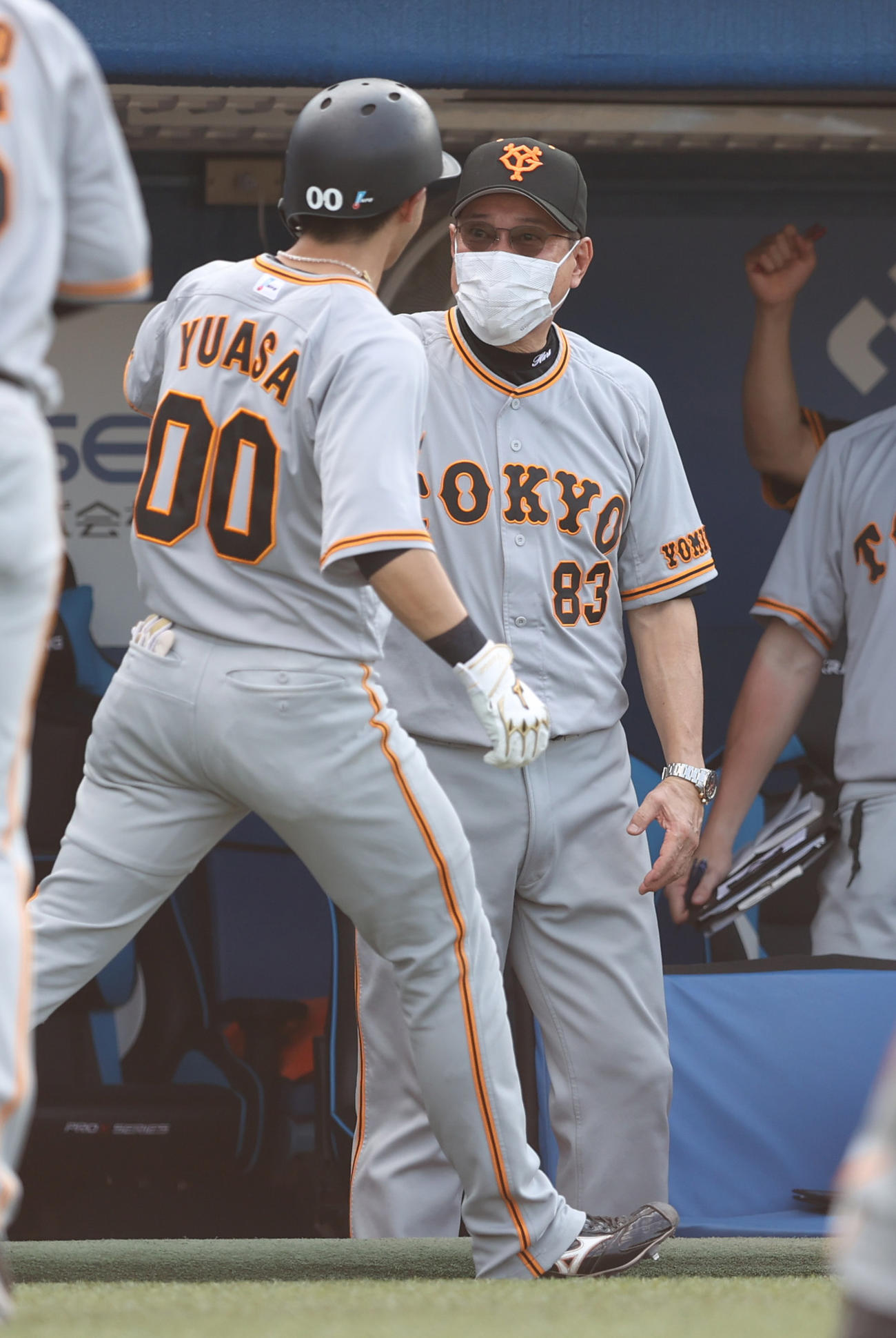 ヤクルト対巨人　7回表巨人2死二塁、プロ初本塁打となる2点本塁打を放った湯浅（左）を迎える原監督（撮影・狩俣裕三）