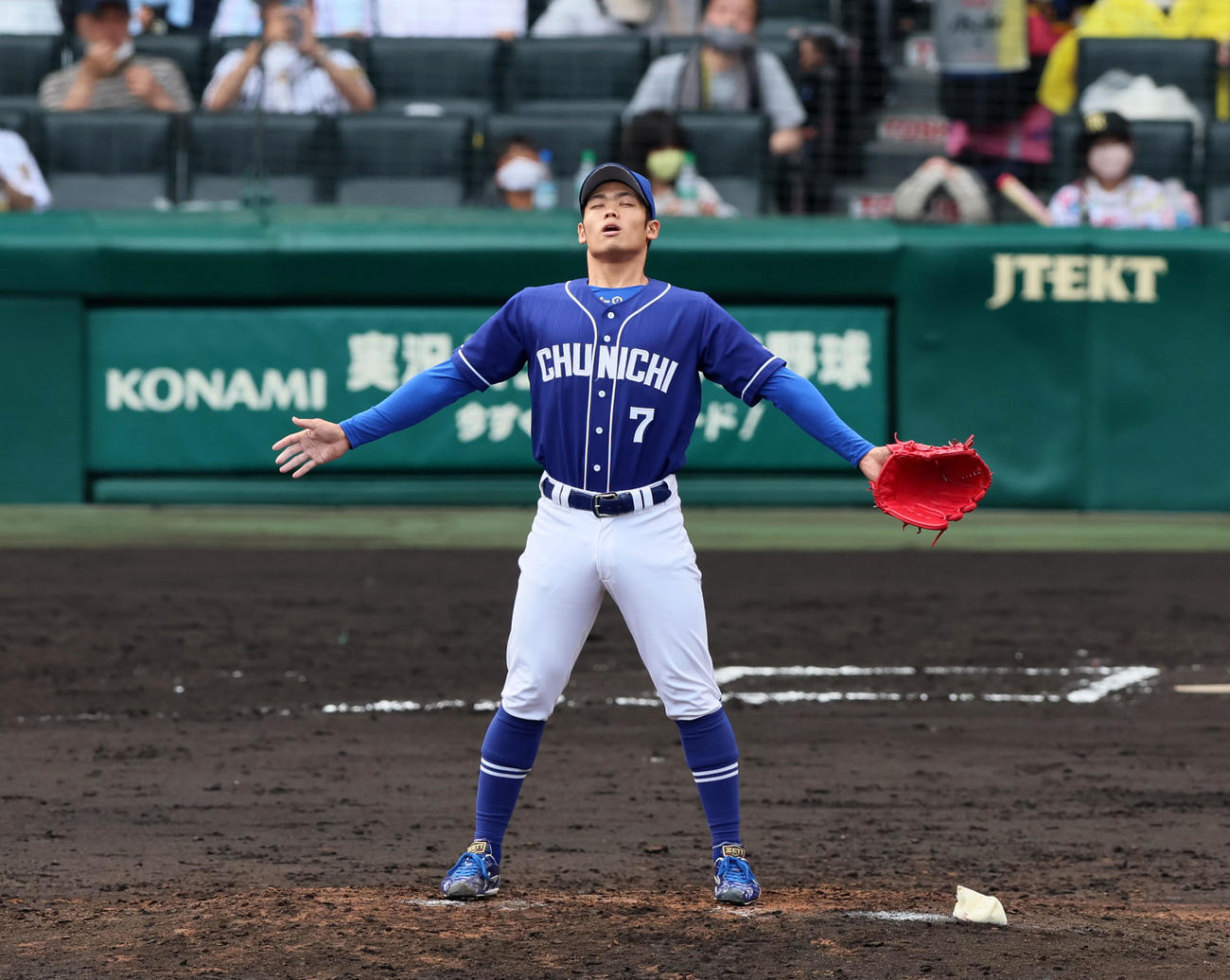 阪神対中日　6回裏、中日3番手で登板する根尾はマウンドで深呼吸する（撮影・加藤哉）