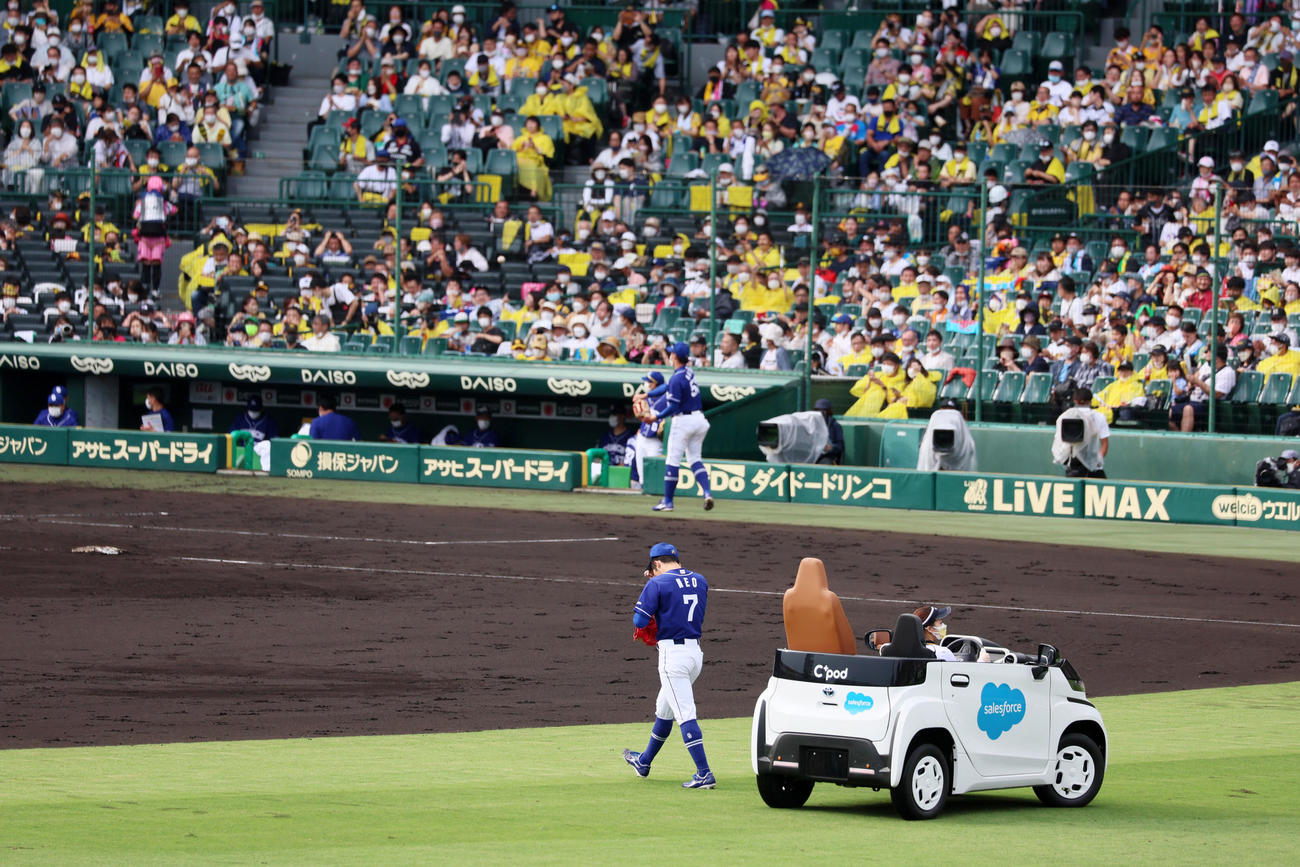 阪神対中日　6回裏、中日3番手で登板の根尾はリリーフカーを降りマウンドへ向かう（撮影・加藤哉）