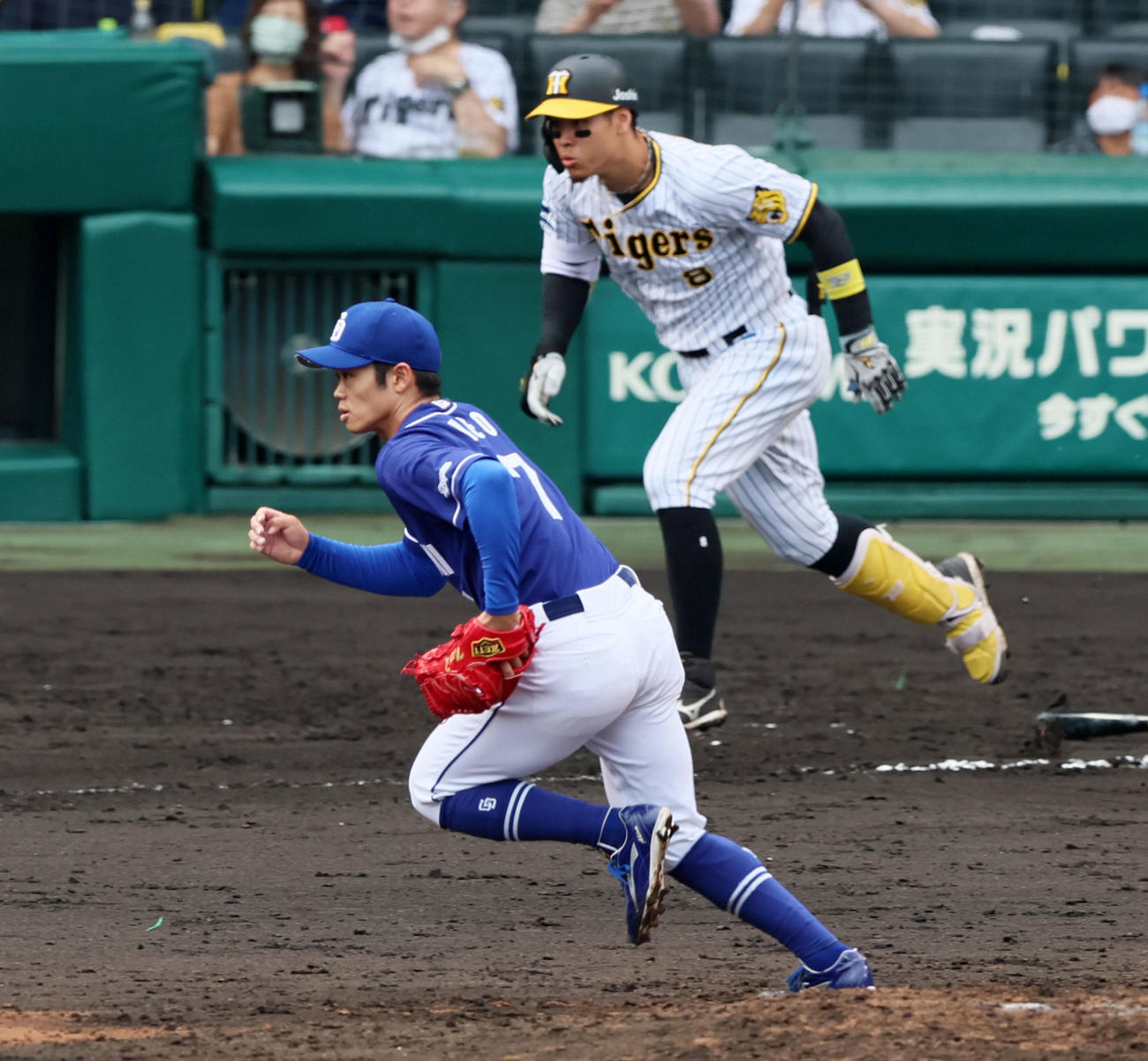 阪神対中日　6回裏阪神無死、根尾は佐藤輝を一ゴロに仕留める（撮影・加藤哉）