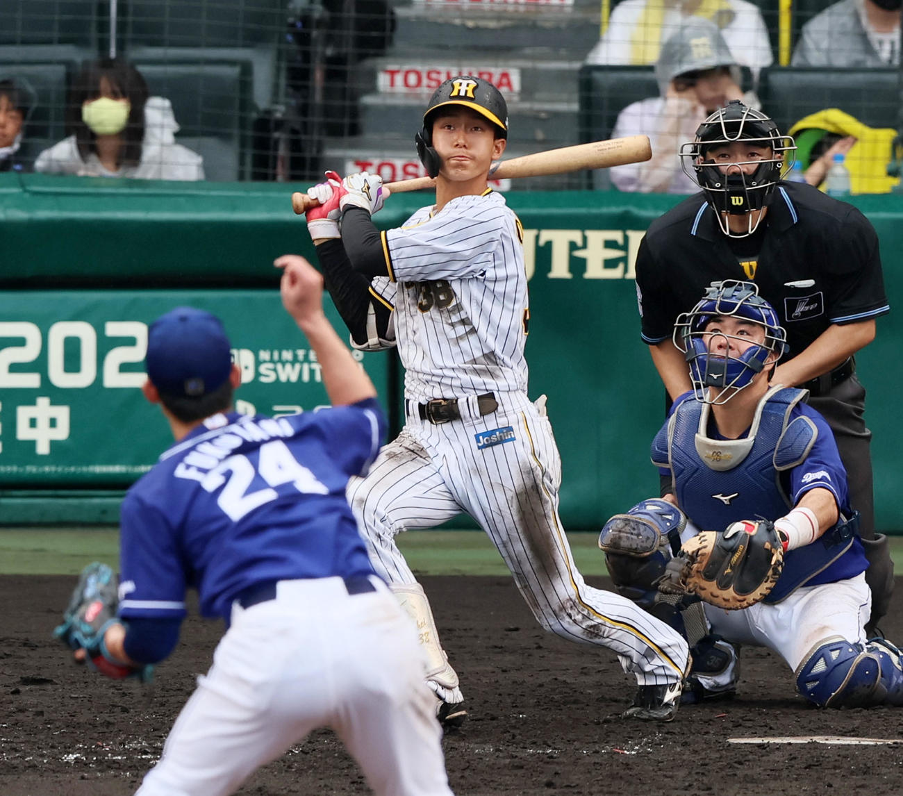 阪神対中日　4回裏阪神1死満塁、小幡は中犠飛を打ち上げる。投手は福谷（撮影・加藤哉）