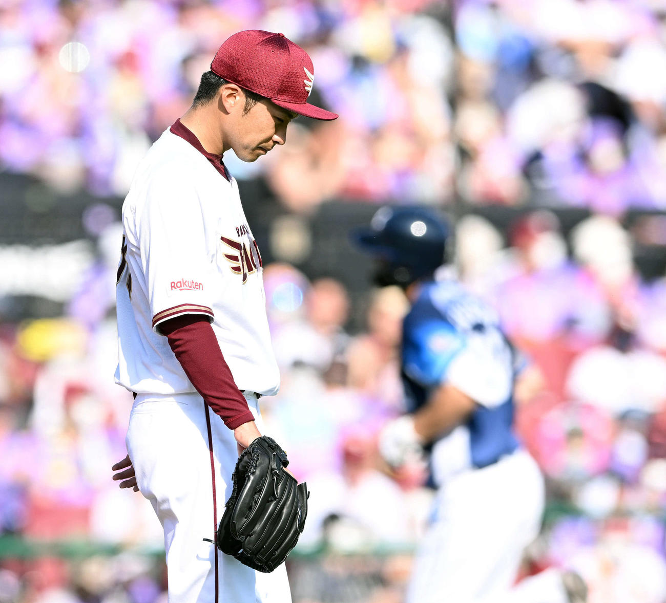 楽天対西武　7回表西武2死一塁、ジャンセン（奥）に2点本塁打を浴びる辛島（撮影・滝沢徹郎）