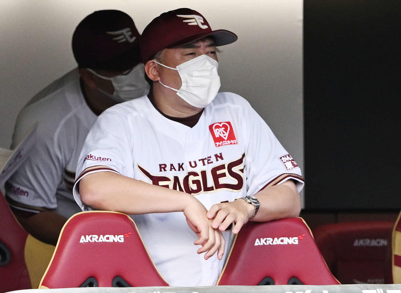 楽天対西武　厳しい表情の楽天石井GM兼監督（撮影・滝沢徹郎）