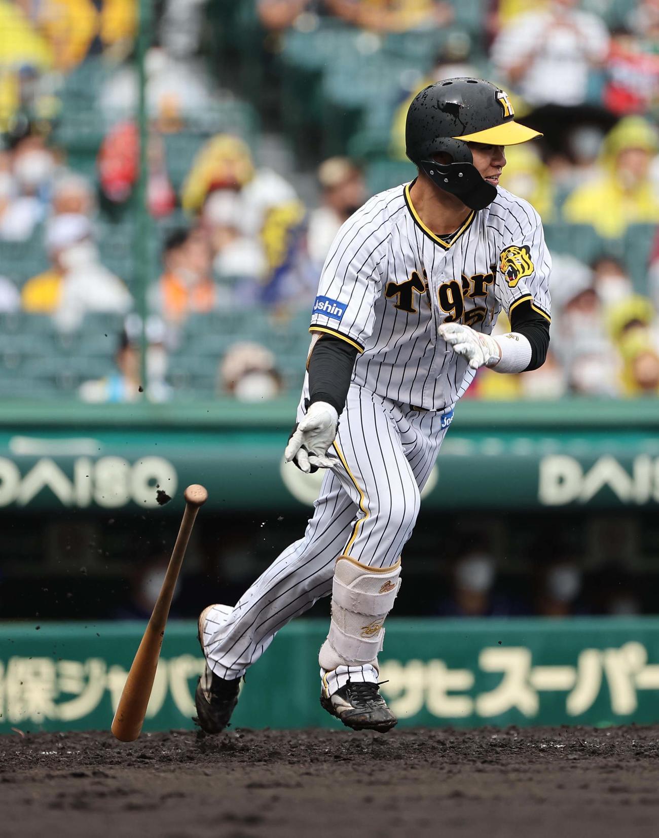 阪神対中日　3回裏阪神2死二塁、中野は中前に適時打を放つ（撮影・上田博志）