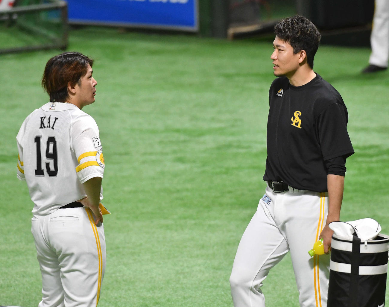 ソフトバンク対日本ハム　甲斐（左）と話す千賀（撮影・岩下翔太）
