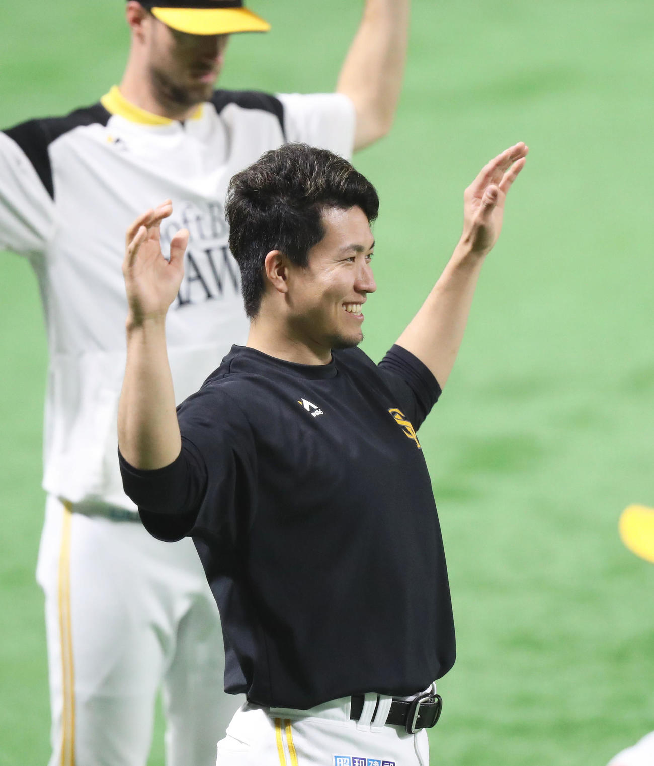 ソフトバンク対日本ハム　練習中に笑顔を見せる千賀（撮影・屋方直哉）