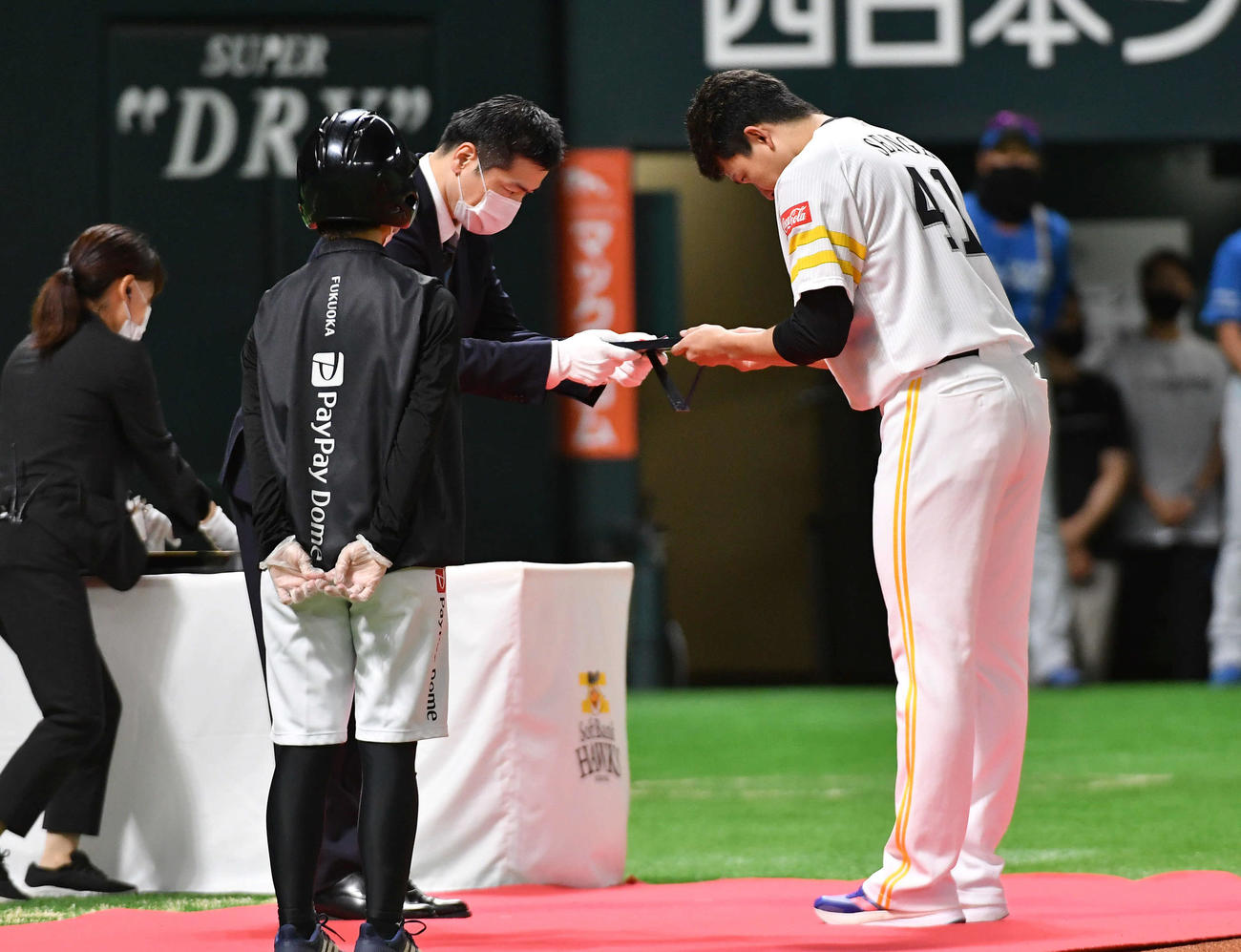 ソフトバンク対日本ハム　試合前、1000投球回を達成した千賀（右）の表彰式が行われた（撮影・岩下翔太）