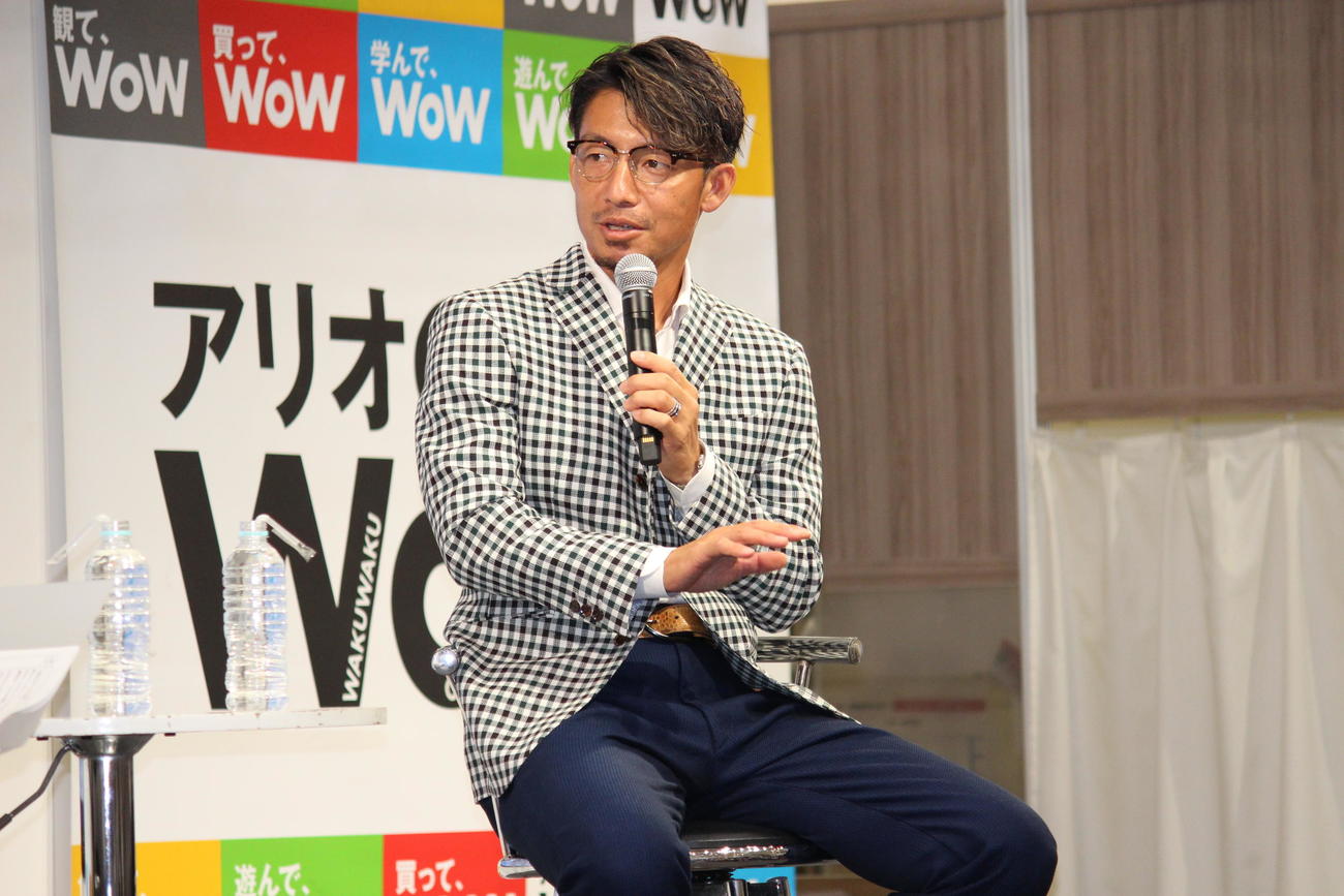 日刊スポーツ評論家の鳥谷敬氏はアリオ八尾でトークショーに参加（撮影・佐井陽介）