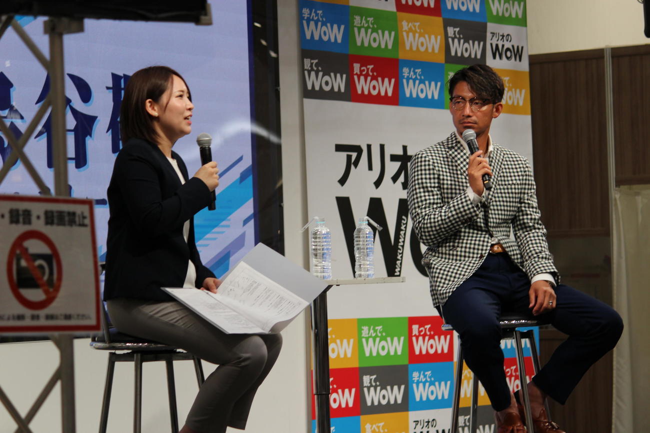 日刊スポーツ評論家の鳥谷敬氏はアリオ八尾でトークショーに参加。左はMCのいがらしあみ（撮影・佐井陽介）
