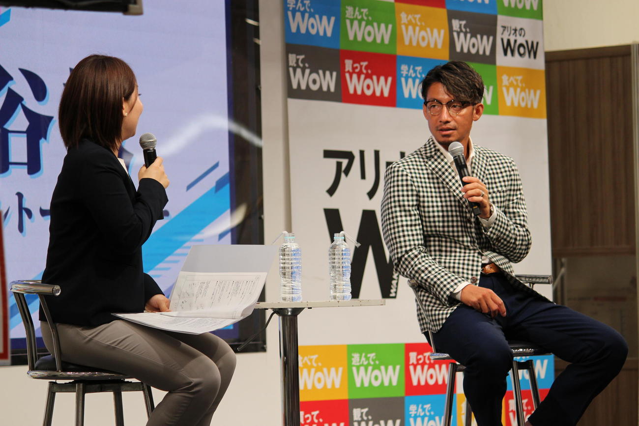 日刊スポーツ評論家の鳥谷敬氏はアリオ八尾でトークショーに参加。左はMCのいがらしあみ（撮影・佐井陽介）