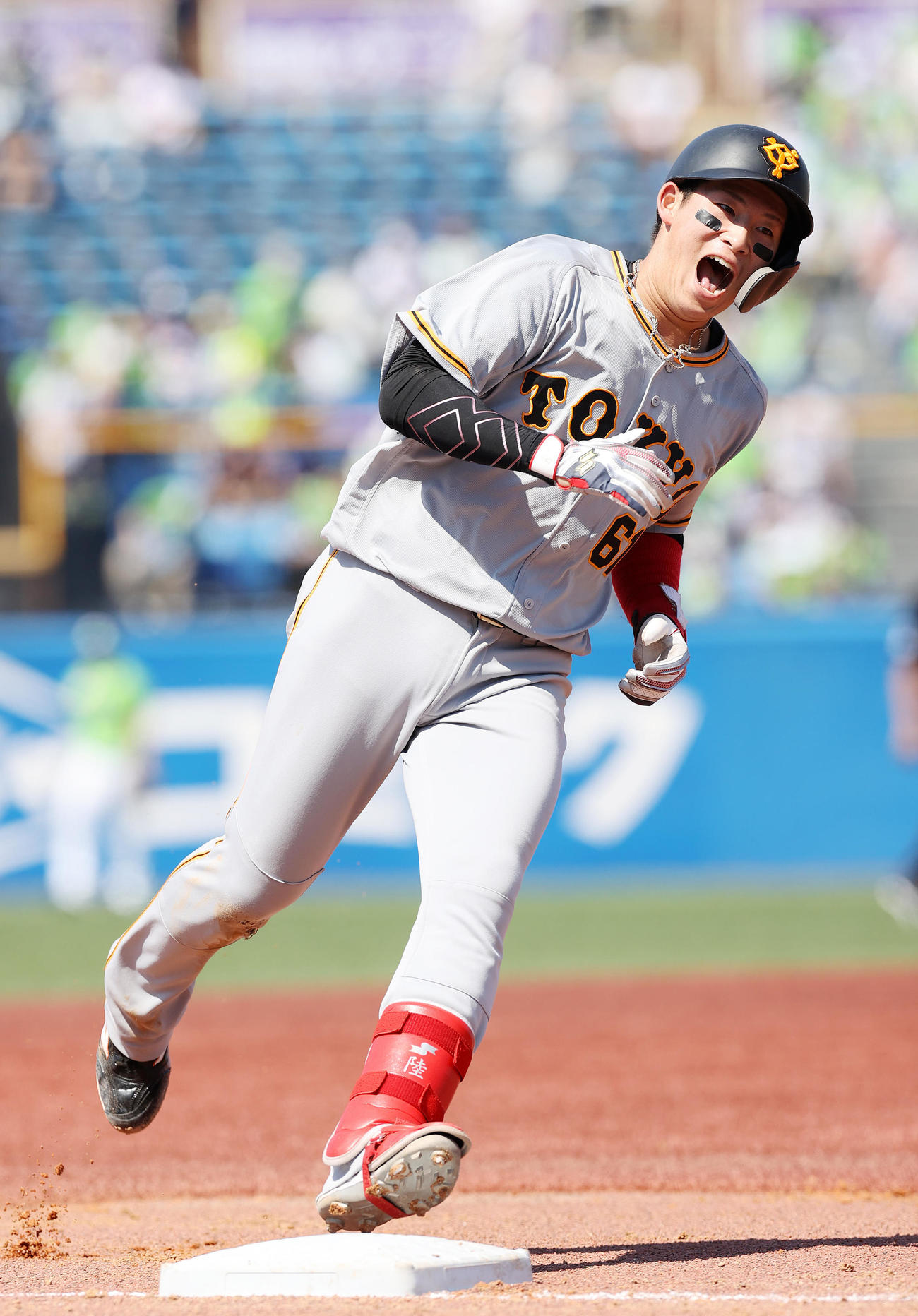ヤクルト対巨人　2回表巨人1死、増田は中越えソロ本塁打を放ち雄たけびを上げる（撮影・鈴木正人）