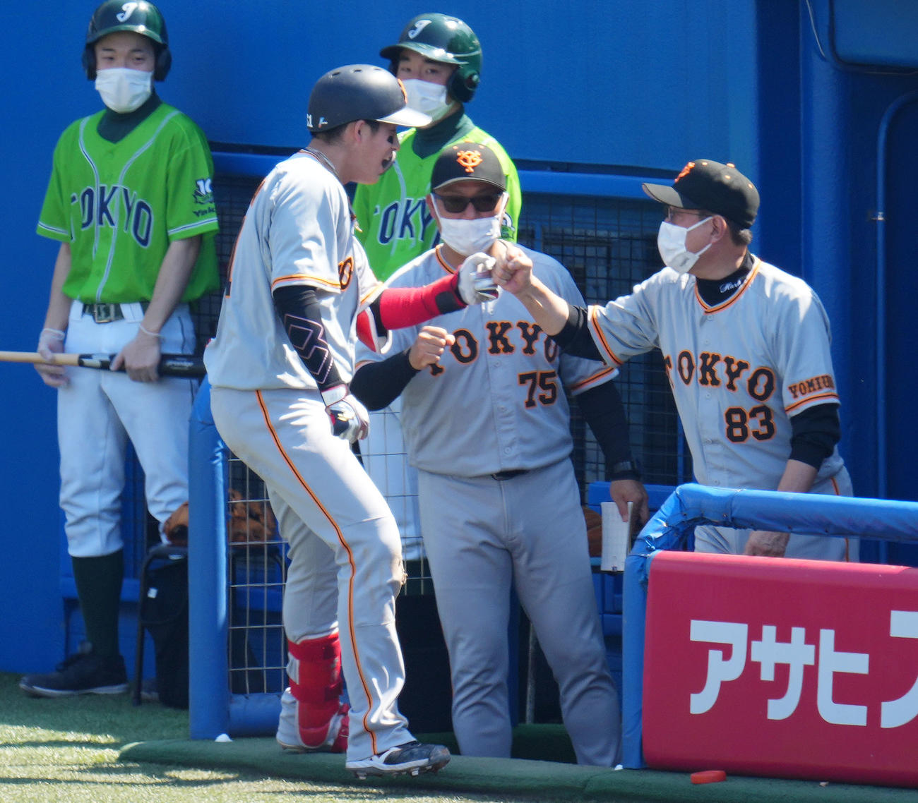 ヤクルト対巨人　2回表巨人1死、右中間へ本塁打を放った増田陸（左）とタッチを交わす原監督（右）（撮影・横山健太）