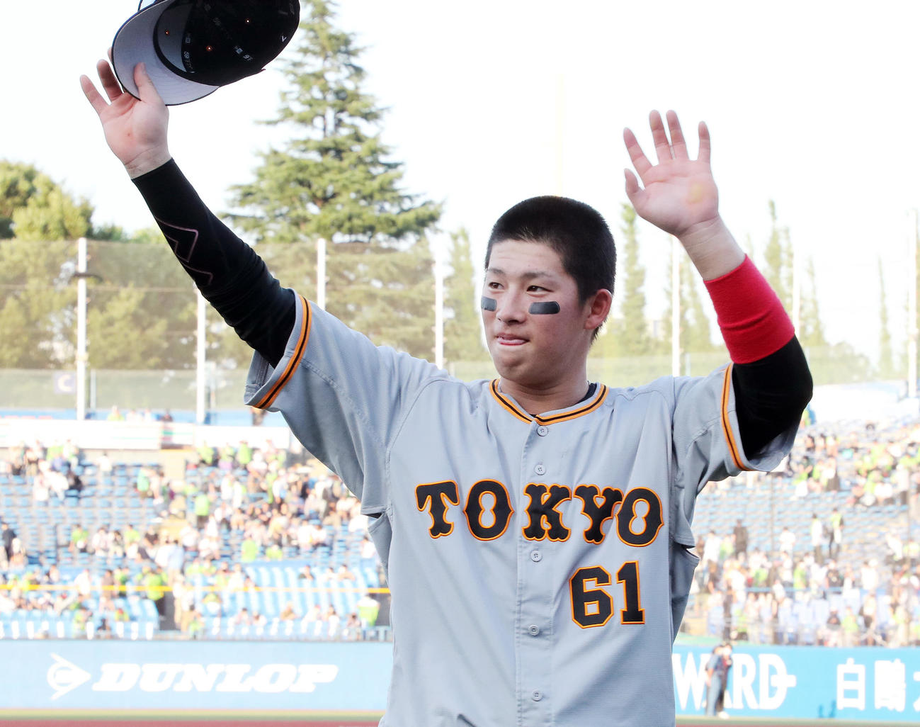 ヤクルト対巨人　ファンに手を振り引き揚げる巨人増田（撮影・鈴木正人）