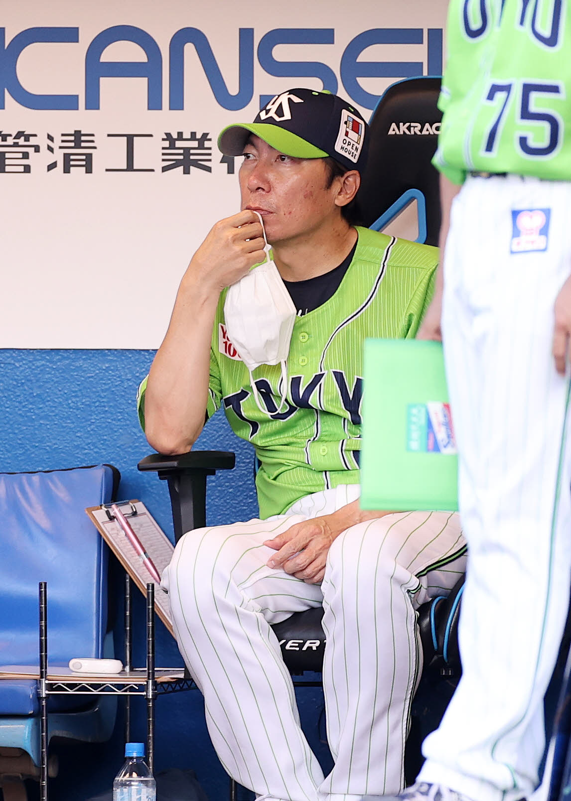 ヤクルト対巨人　9回表、戦況を険しい表情で見つめるヤクルト高津監督（撮影・鈴木正人）