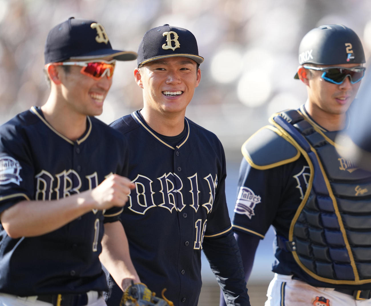 ロッテ対オリックス　8回裏まで無失点に抑え、笑顔でベンチへ戻るオリックス山本（中央）（撮影・鈴木みどり）