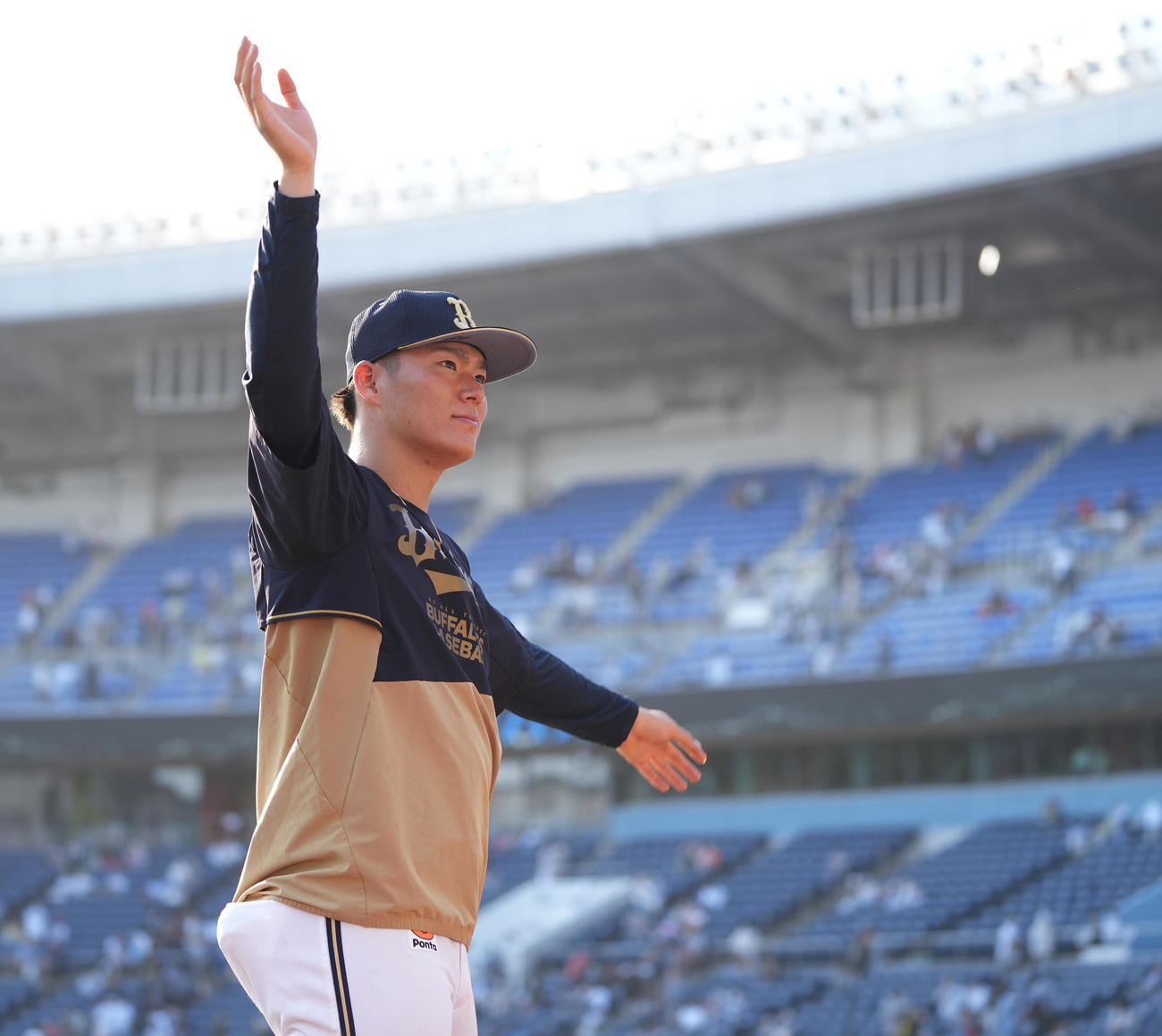ロッテ対オリックス　8回無失点で8勝目のオリックス山本はファンの声援に応える（撮影・鈴木みどり）