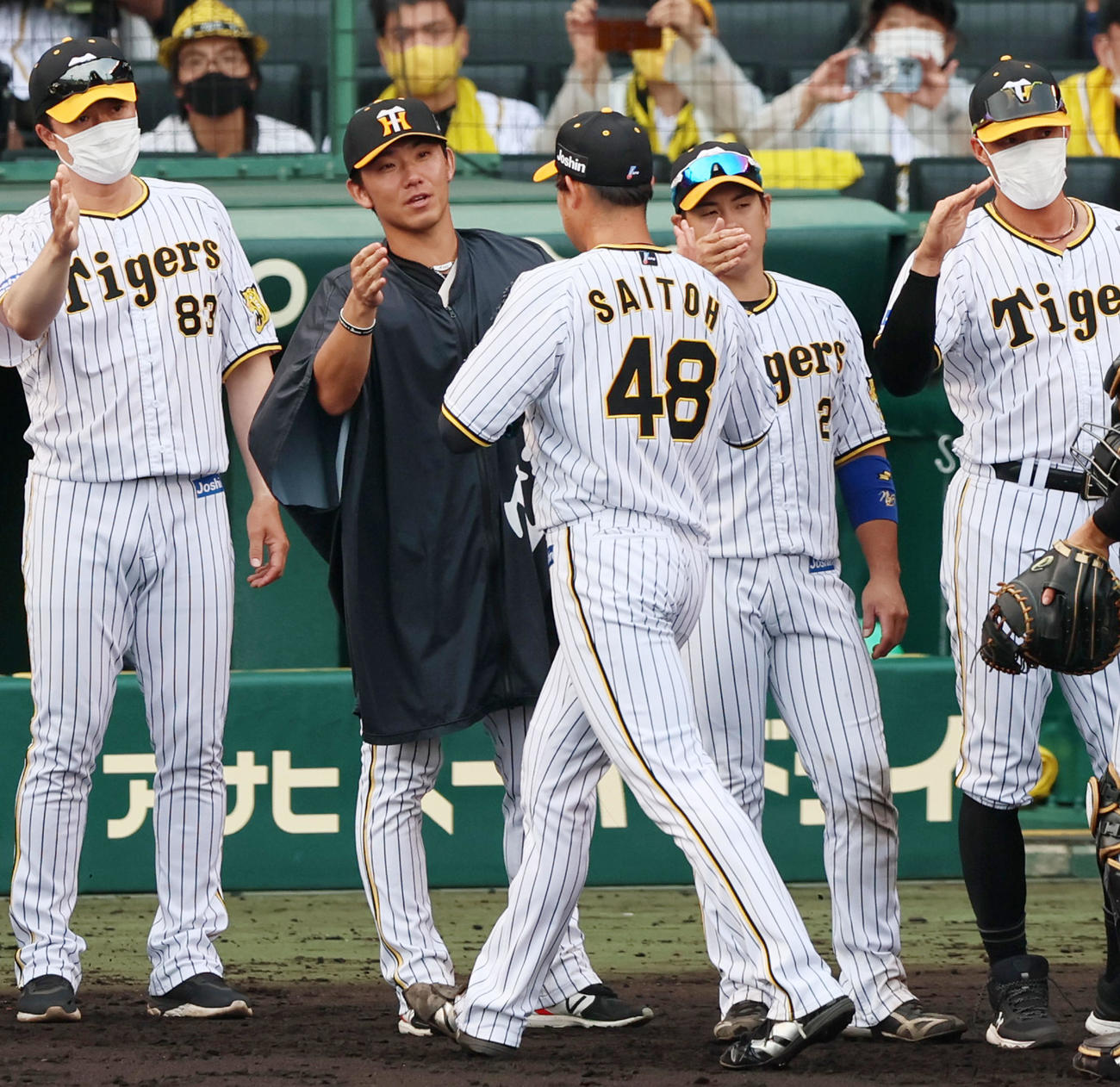 阪神対中日　中日に勝利し斎藤（右）らナインを迎える伊藤将（撮影・加藤哉）