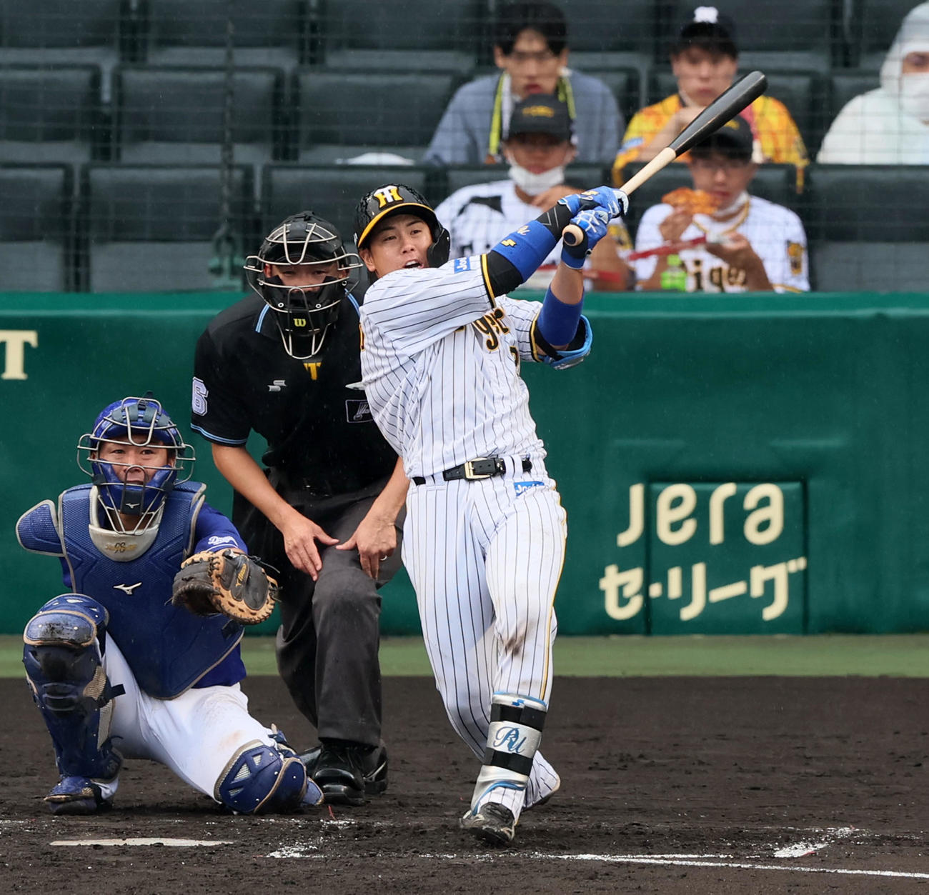 阪神対中日　2回裏阪神無死、梅野は左前打を放つ（撮影・加藤哉）