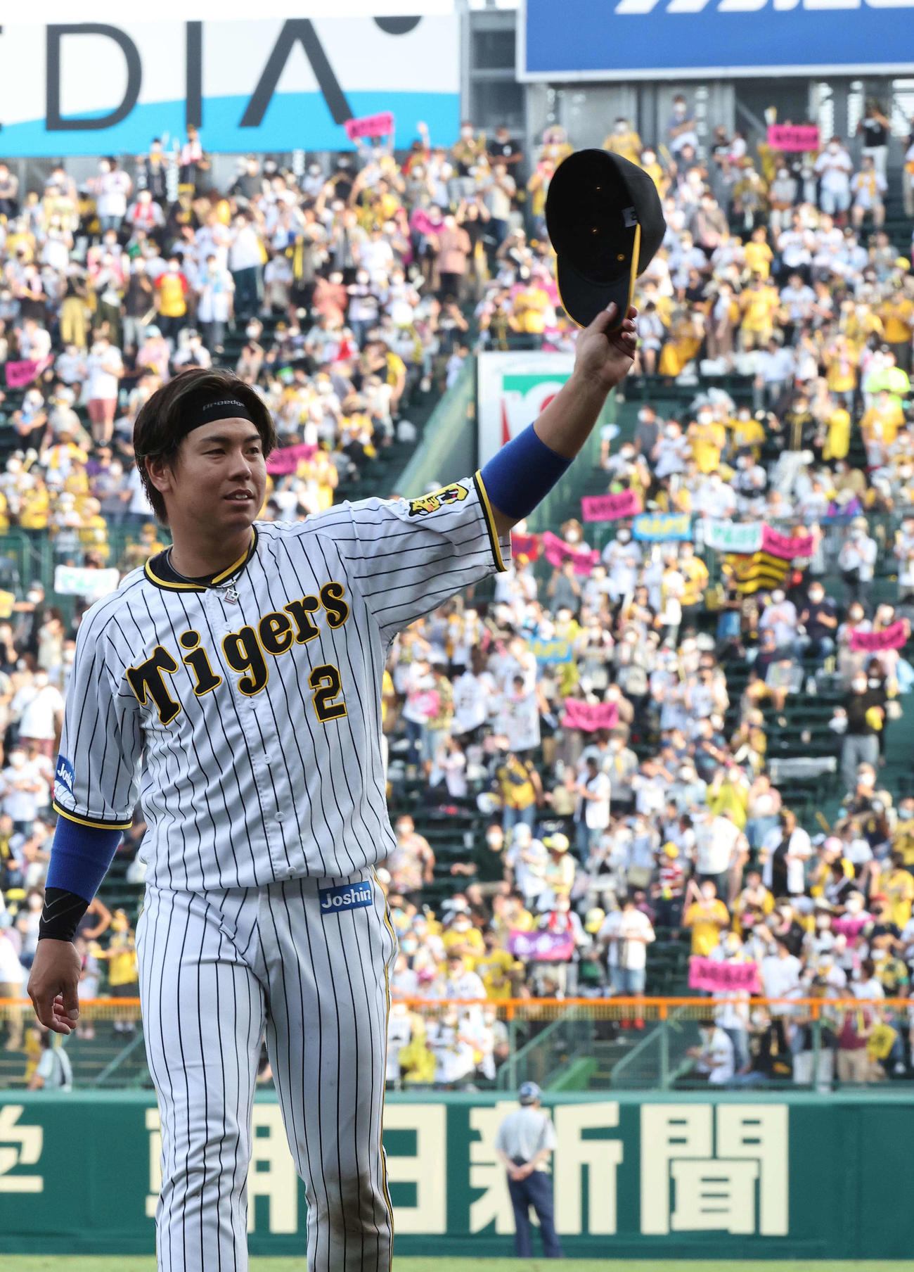 阪神対中日　ファンの拍手に帽子を上げてこたえる梅野（撮影・上田博志）