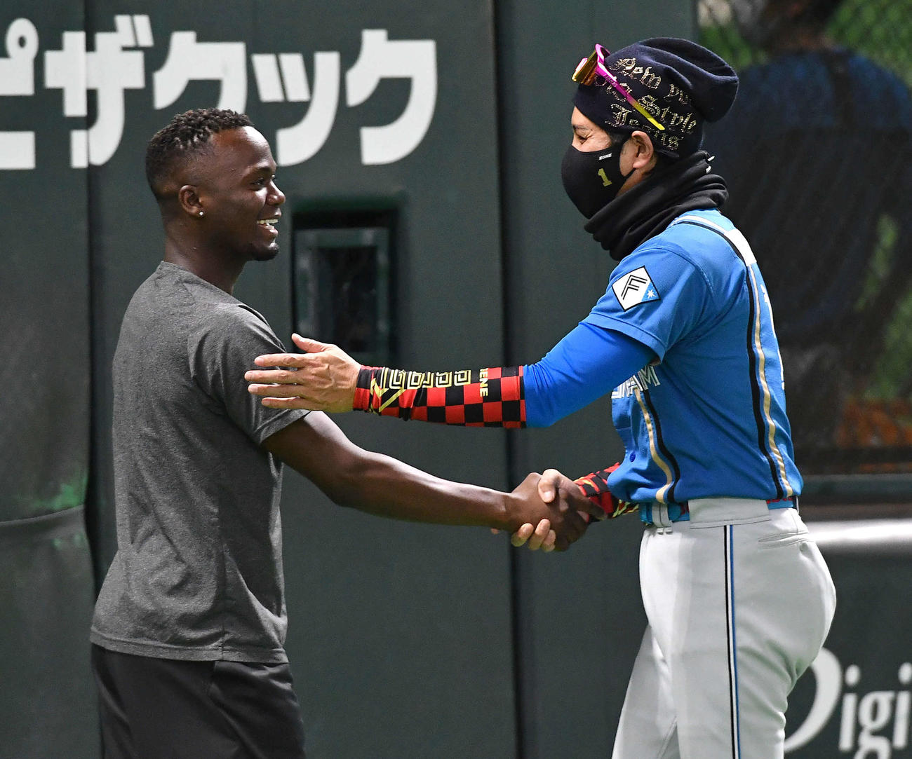 ソフトバンク対日本ハム　ソフトバンクモイネロ（左）と握手を交わす日本ハム新庄監督（撮影・岩下翔太）