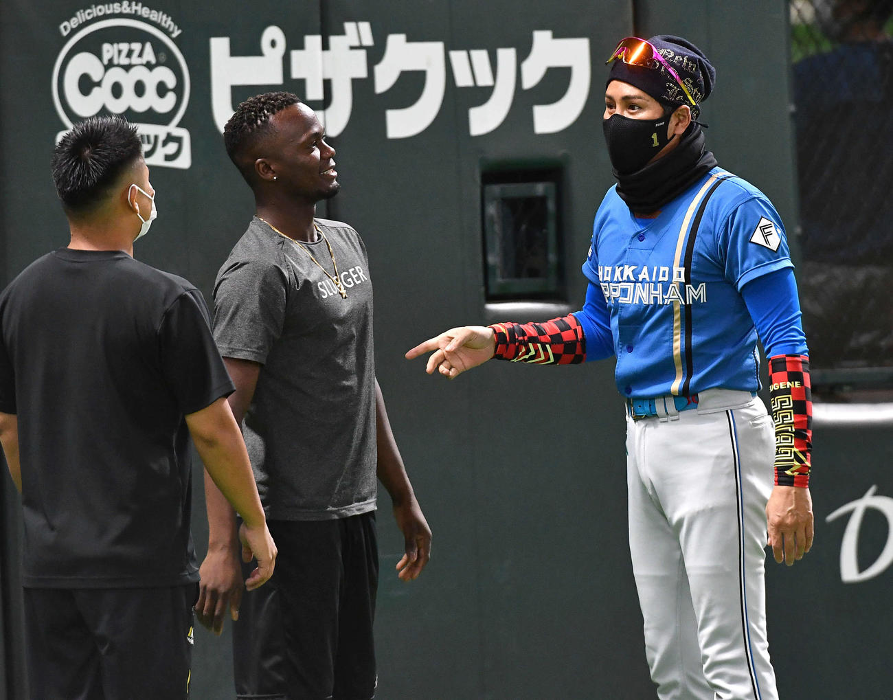 ソフトバンク対日本ハム　ソフトバンクモイネロ（左から2人目）と話す日本ハム新庄監督（撮影・岩下翔太）