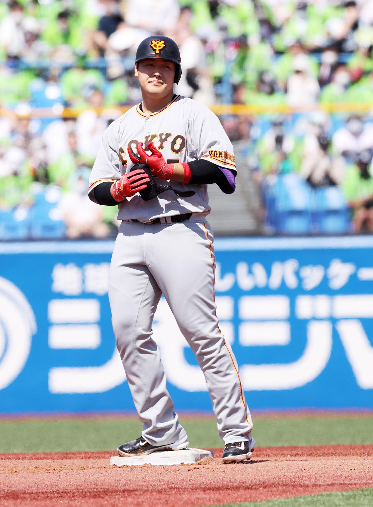 ヤクルト対巨人　1回表巨人1死二、三塁、岡本和は中越え適時二塁打を放つ（撮影・鈴木正人）