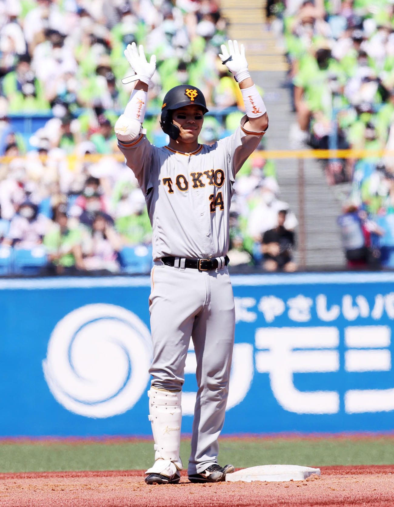 ヤクルト対巨人　1回表巨人2死一、三塁、大城は中越え適時二塁打を放つ（撮影・鈴木正人）
