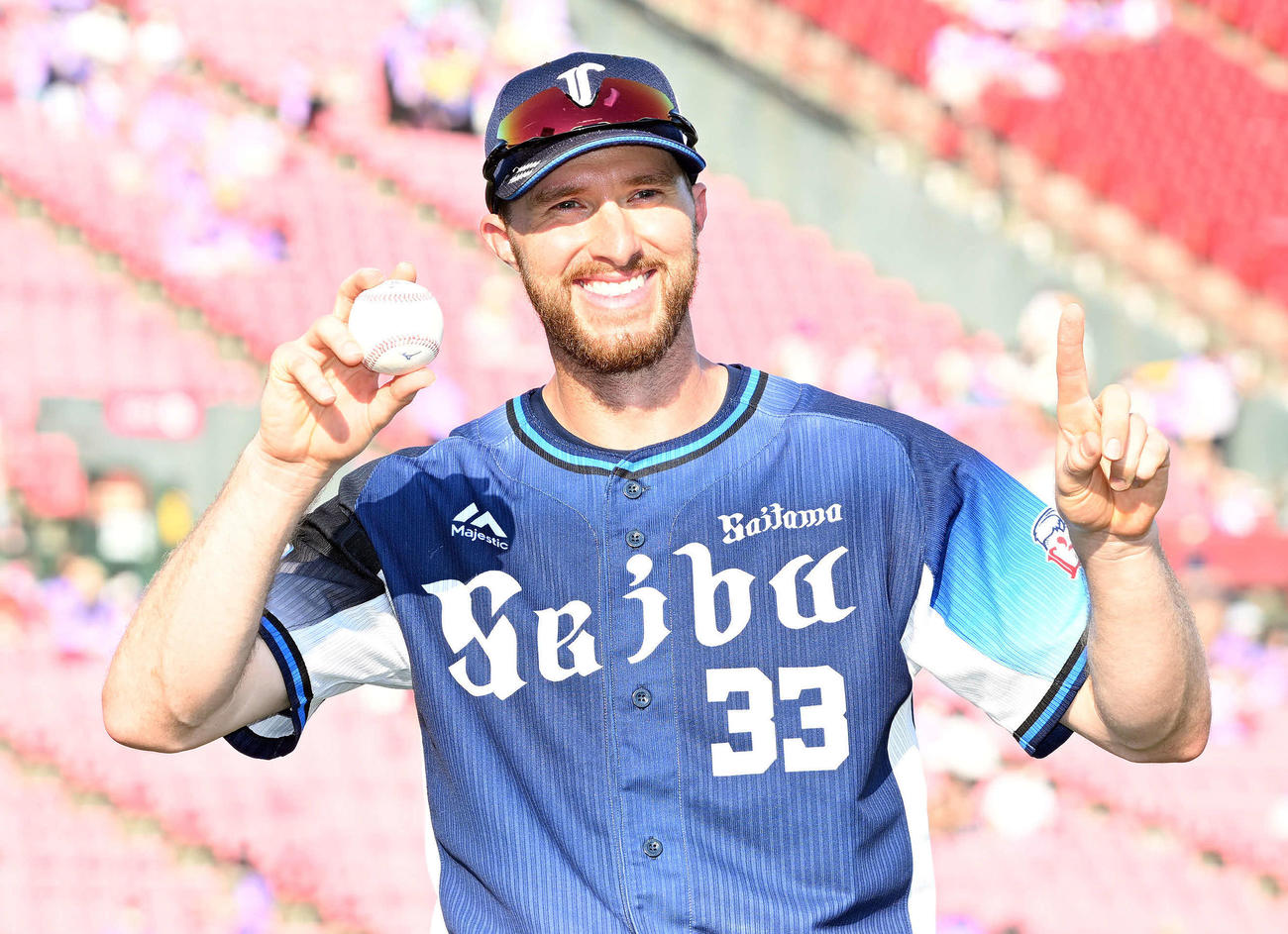 楽天対西武　試合後、来日1号となる2点本塁打の記念球を手にポーズを決める西武ジャンセン（撮影・滝沢徹郎）