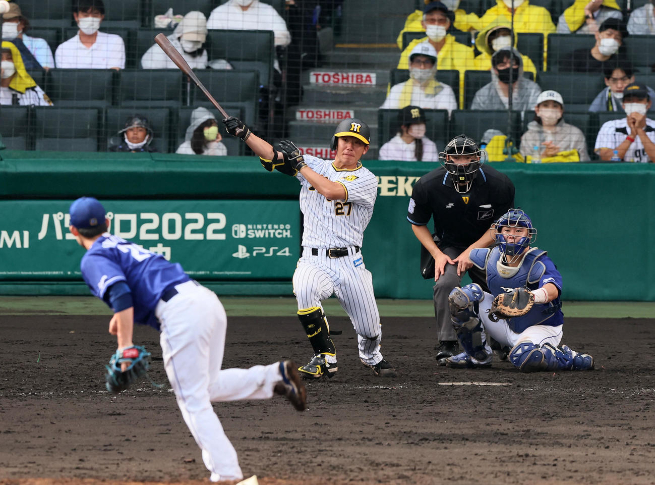 阪神対中日　4回裏阪神2死満塁、伊藤将は右前適時打を放つ。投手は福谷（撮影・加藤哉）