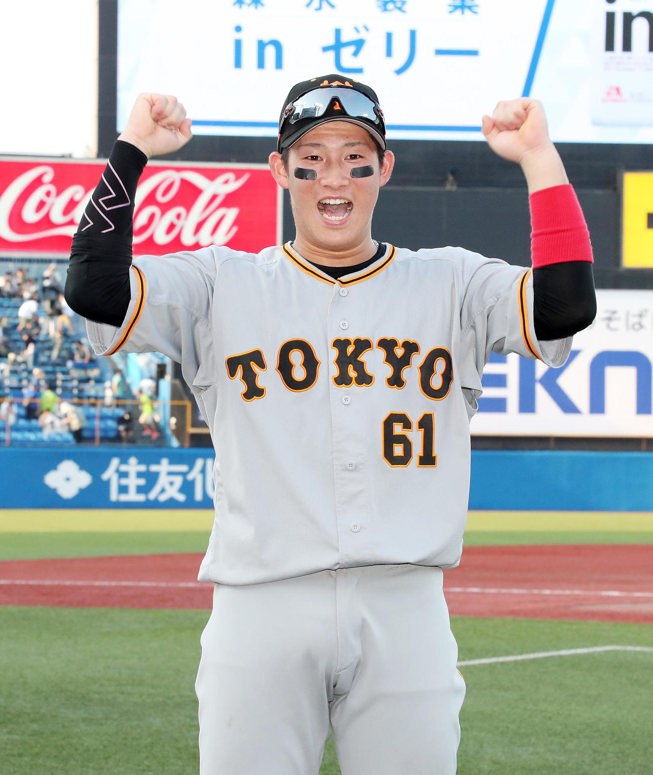 ヤクルト対巨人　ヒーローに選ばれガッツポーズで笑顔を見せる巨人増田（撮影・鈴木正人）