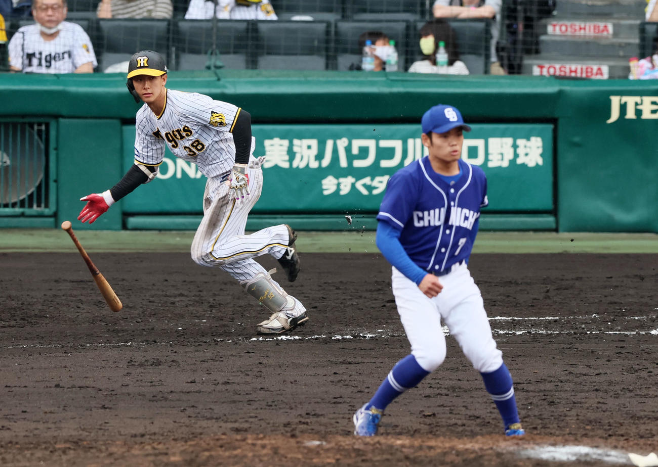 阪神対中日　6回裏阪神1死一、二塁、小幡は左前適時打を放つ。投手は根尾（撮影・加藤哉）