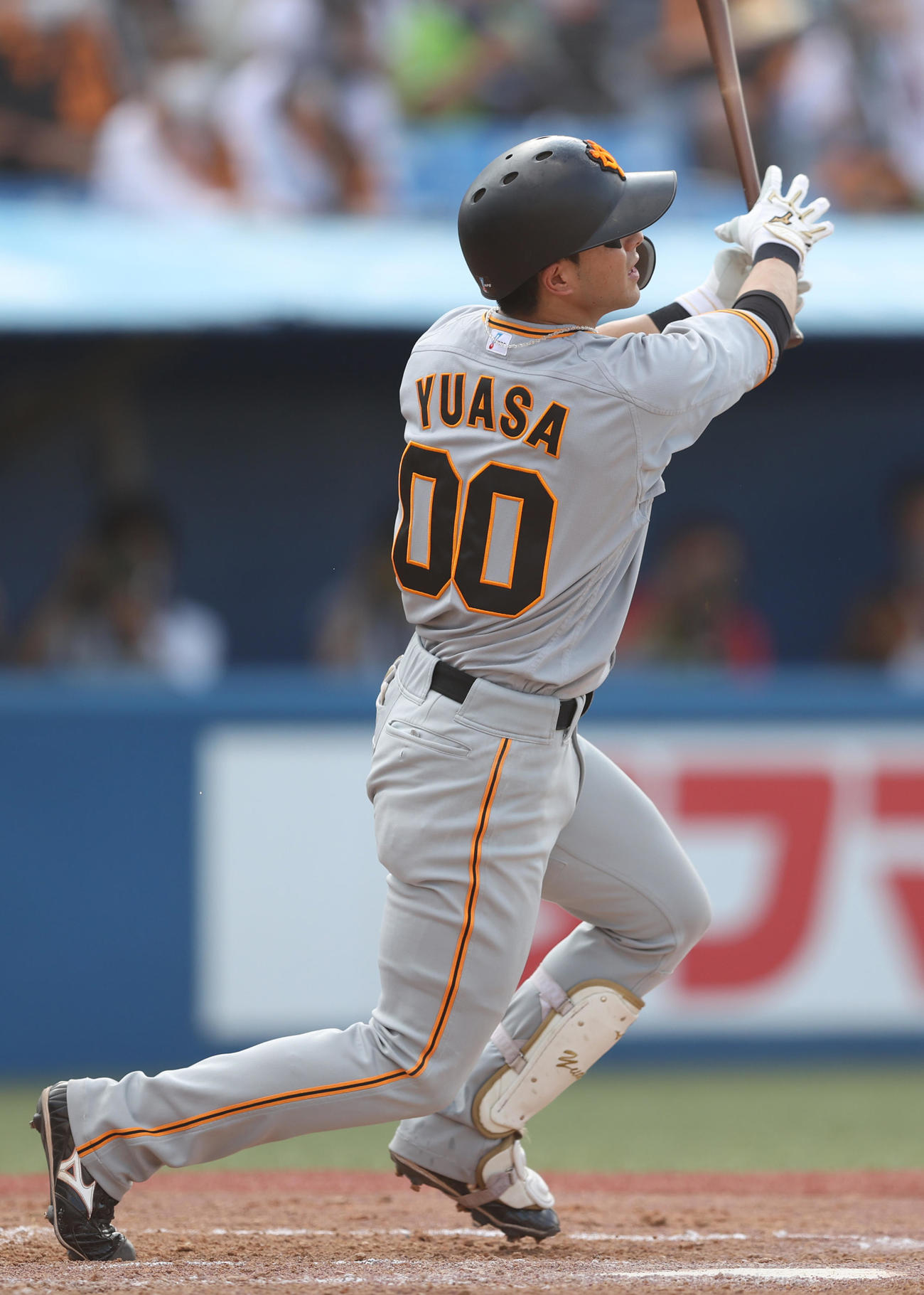 ヤクルト対巨人　7回表巨人2死二塁、プロ初本塁打となる2点本塁打を放つ湯浅（撮影・狩俣裕三）