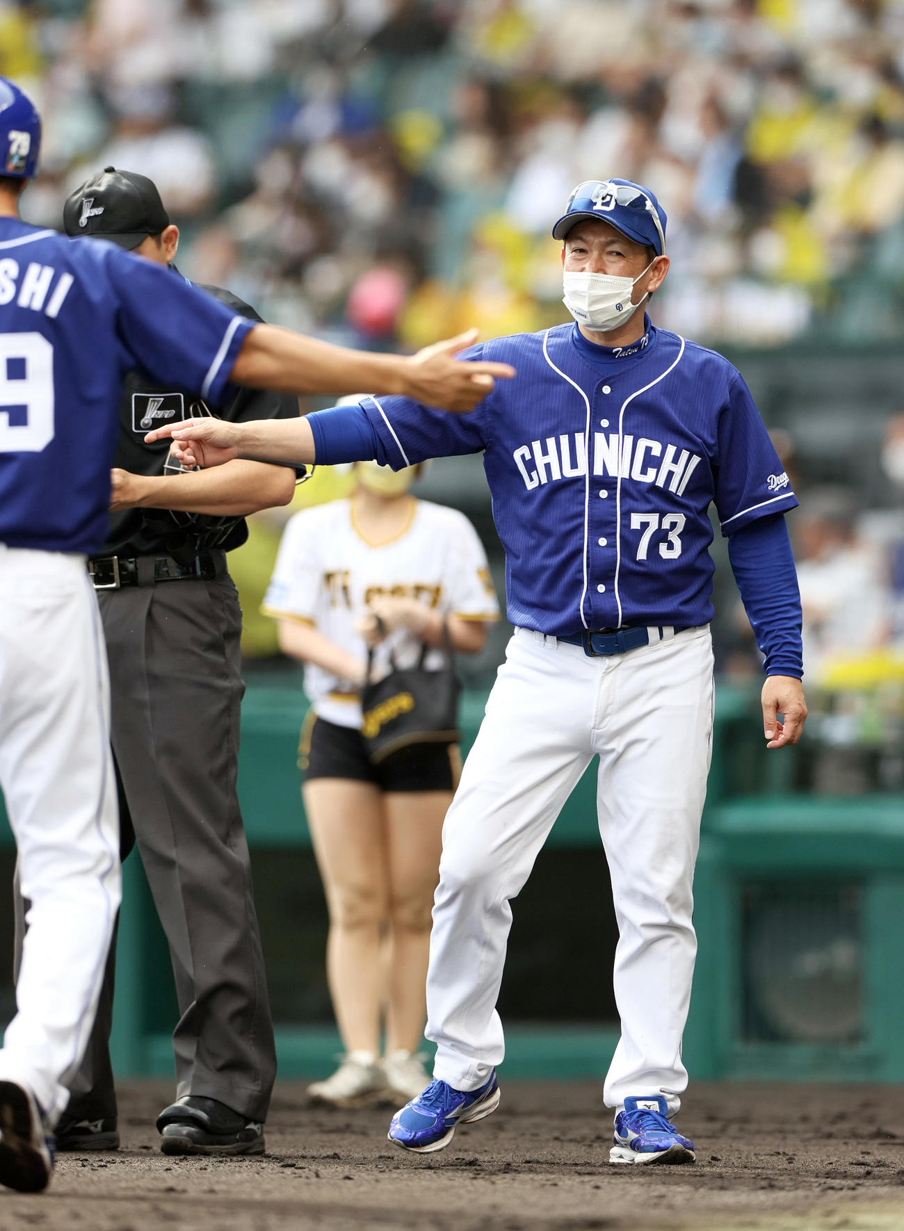 阪神対中日　5回攻撃終了後、中日立浪監督は主審に選手交代を告げる（撮影・上山淳一）