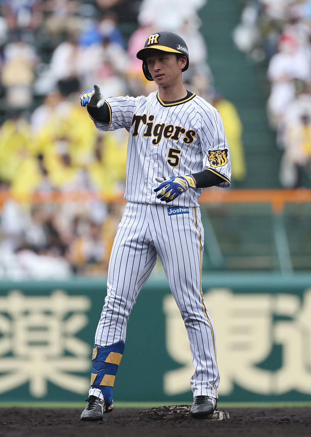 阪神対中日　4回裏阪神1死、近本は右翼線へ二塁打を放つ（撮影・上田博志）
