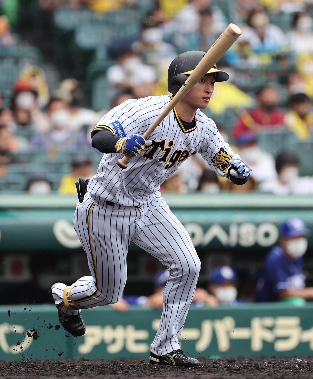 阪神対中日　4回裏阪神1死、近本は右翼線へ二塁打を放つ（撮影・上田博志）