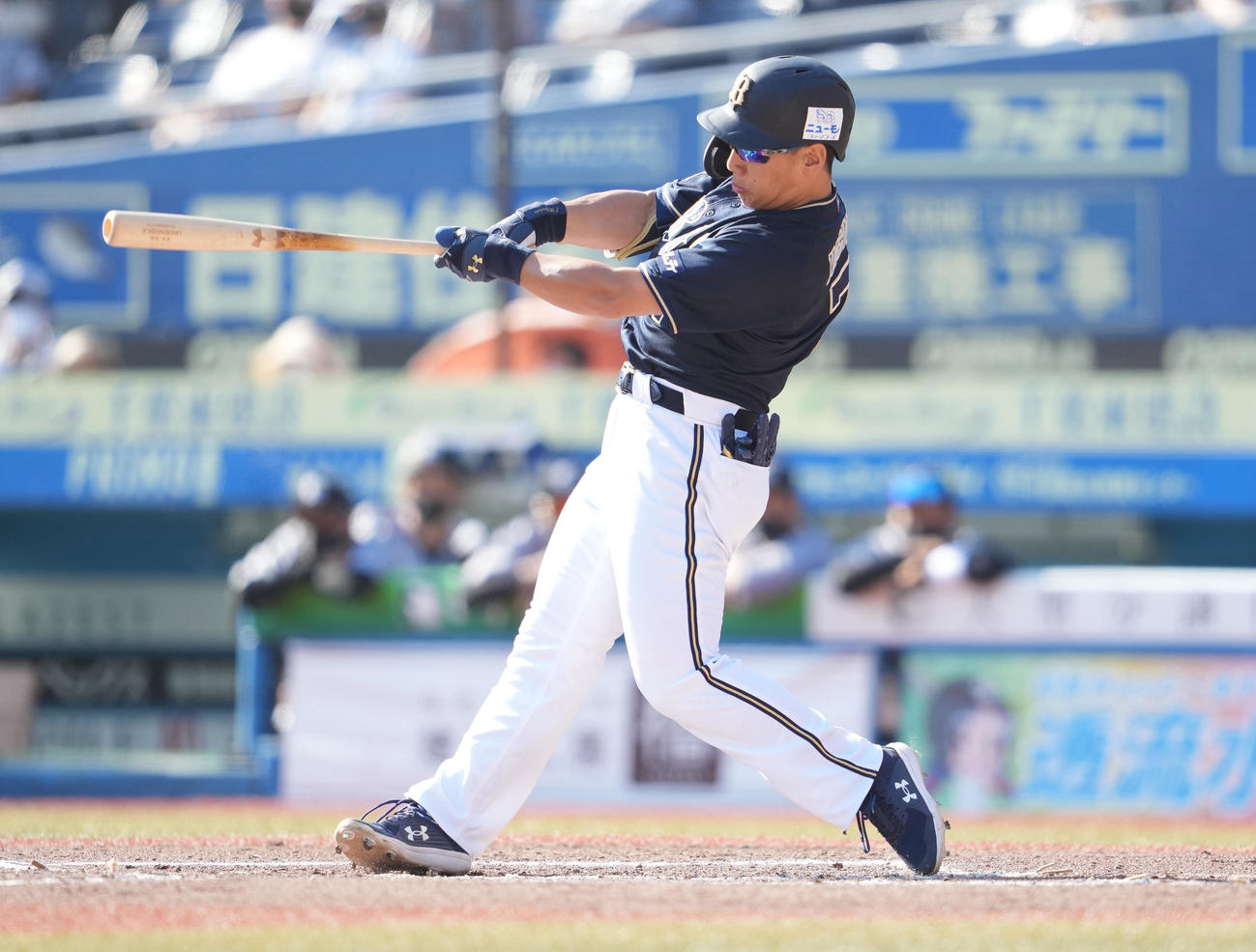 ロッテ対オリックス　7回表オリックス1死、右越えソロ本塁打を放つ吉田正（撮影・鈴木みどり）
